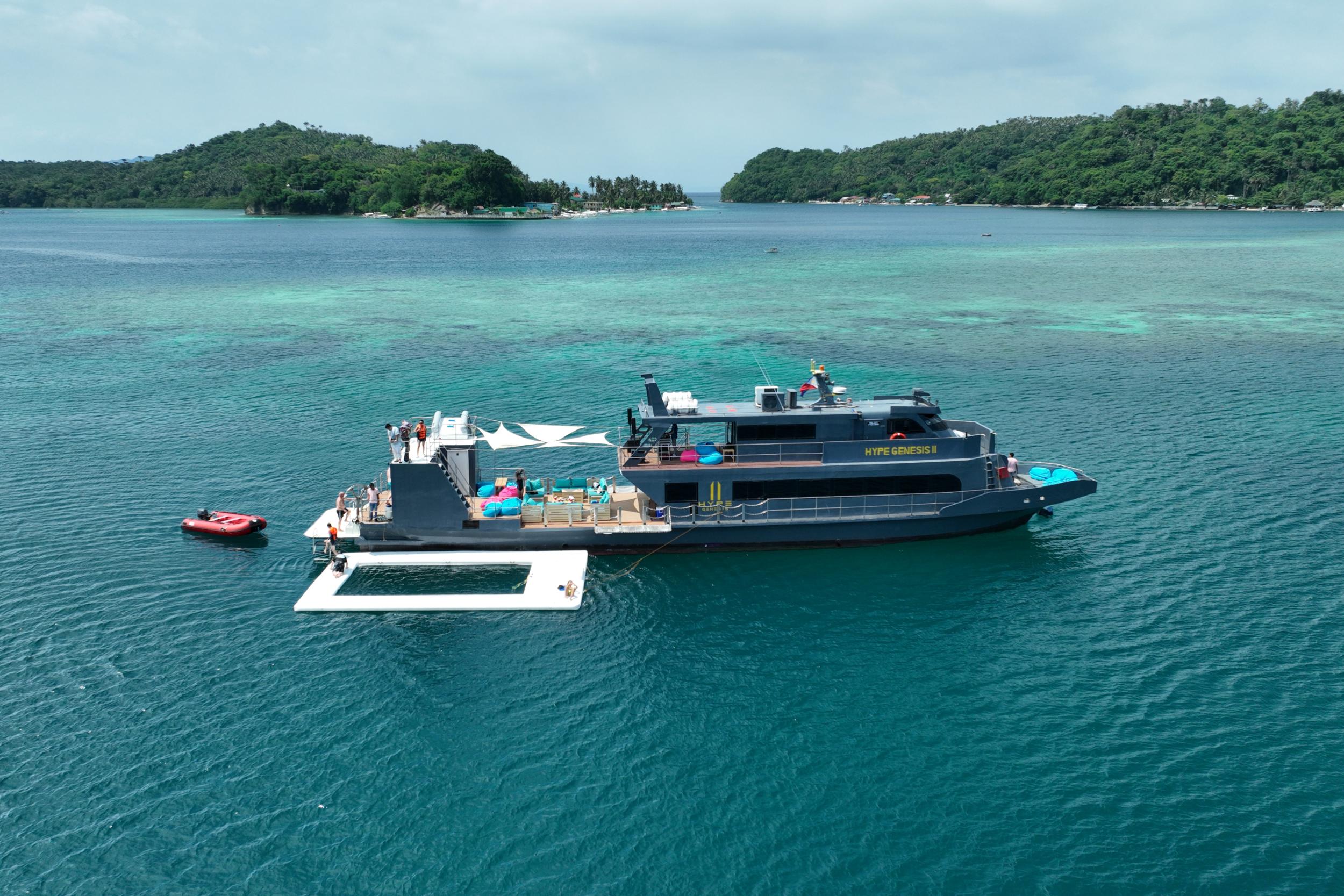 加莱拉港终极狂欢游船体验 (Hype Genesis Ultimate Party Boat Experience)