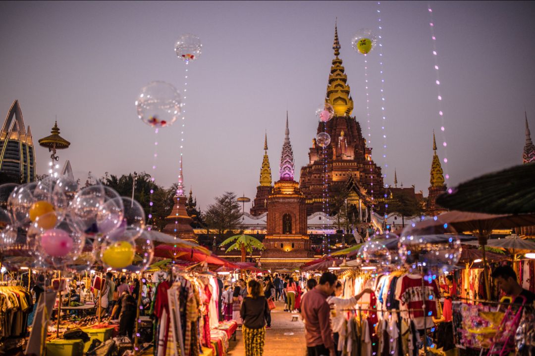 云南西双版纳五天四晚跟团游（大佛寺+总佛寺+曼听公园+野象谷+原始森林公园+告庄夜市，寺院祈福+赏花+傣族风味餐）