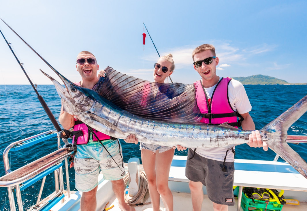 普吉岛拉查岛深海钓鱼船游