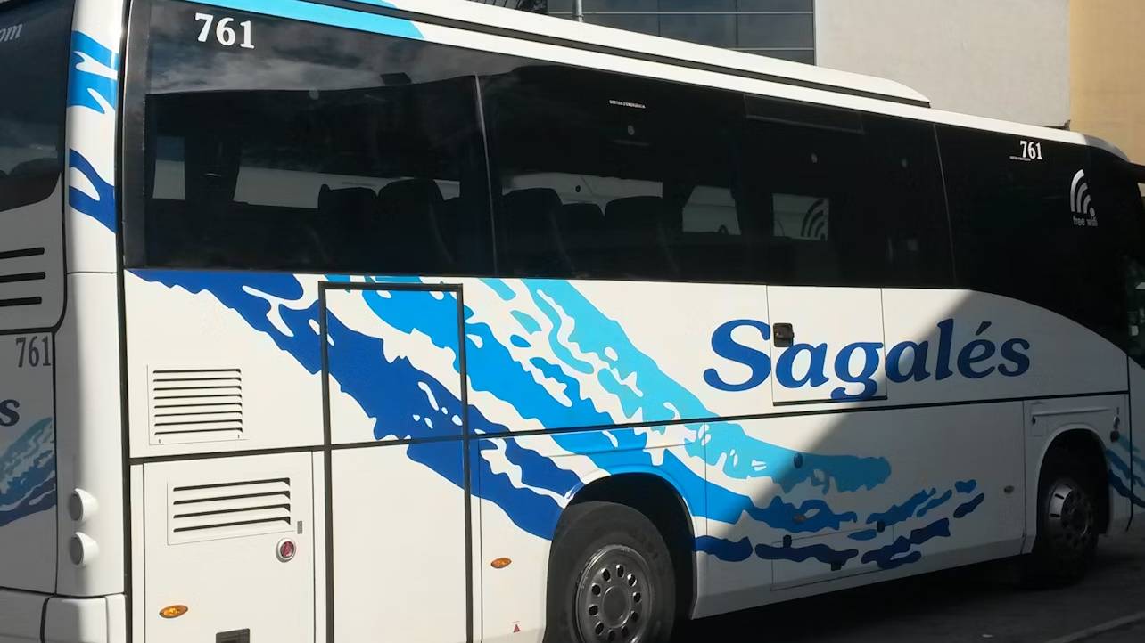 赫罗纳 - 布拉瓦海岸机场 (Girona - Costa Brava Airport) 前往巴塞罗那 (Barcelona) 的 Sagales 巴士