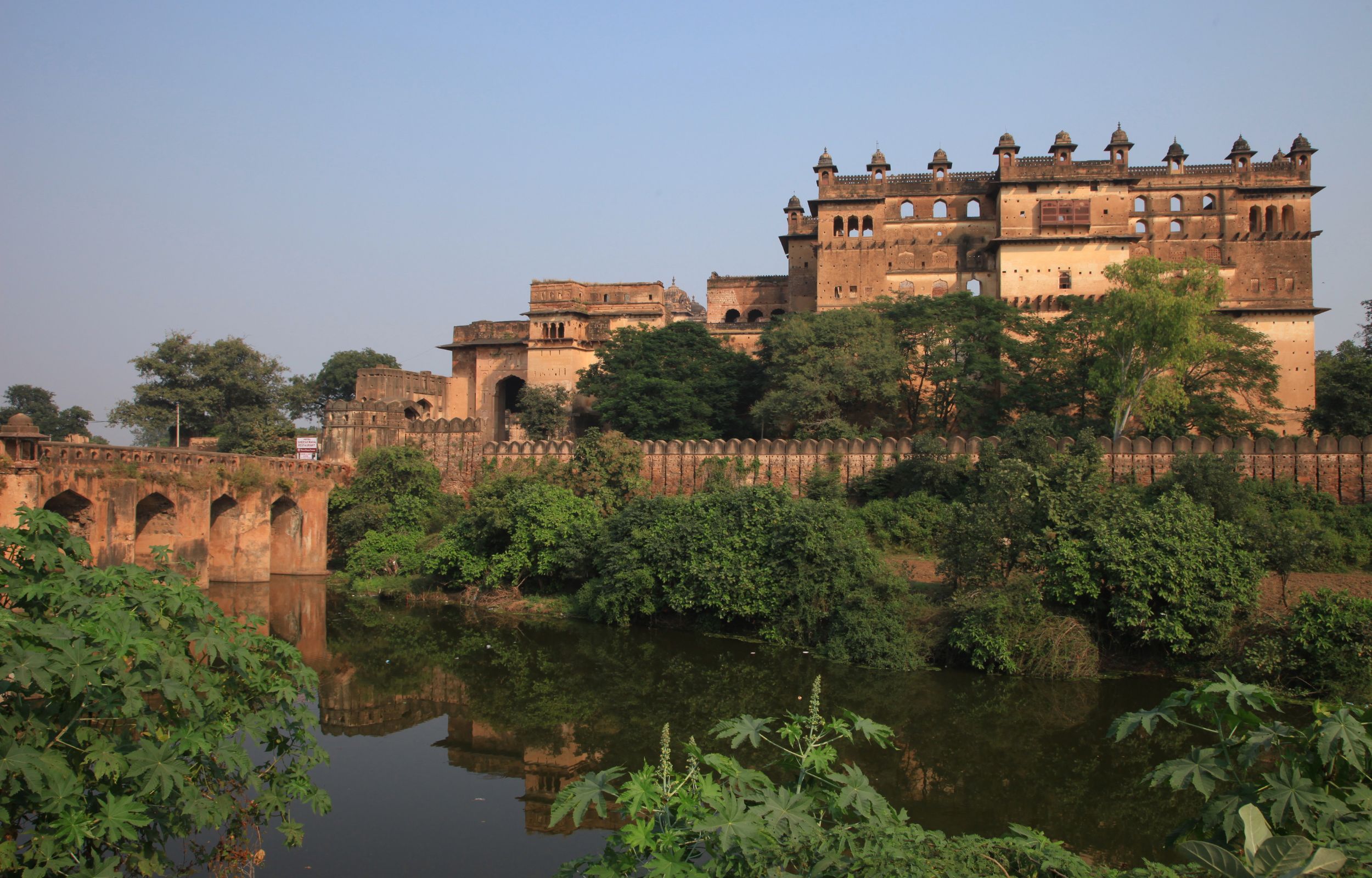 从卡杰拉霍出发前往奥恰的一日游