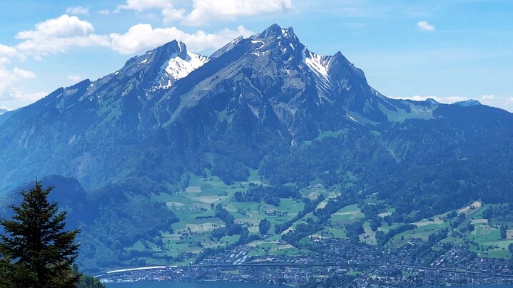 从苏黎世出发前往布尔根施托克和琉森，搭乘游船和缆车