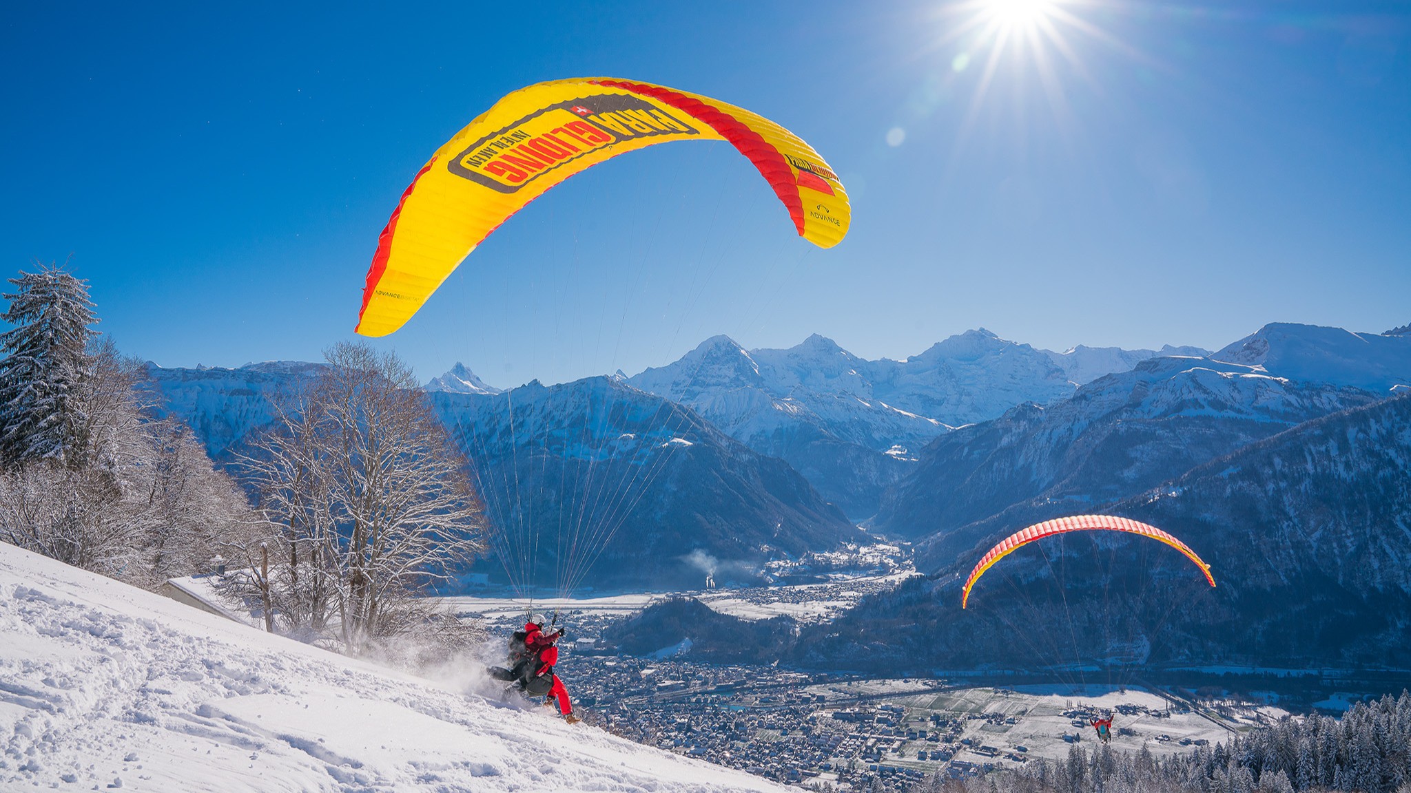 从苏黎世出发，前往因特拉肯体验双人滑翔伞