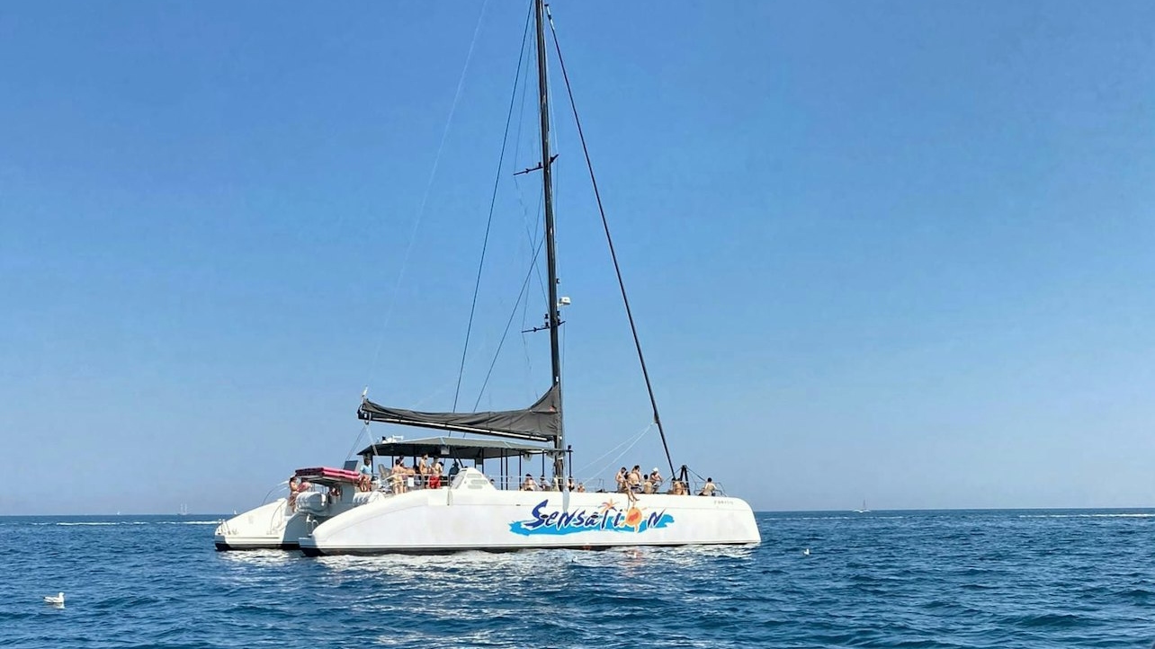 从巴塞隆纳出发的双体船烧烤航程