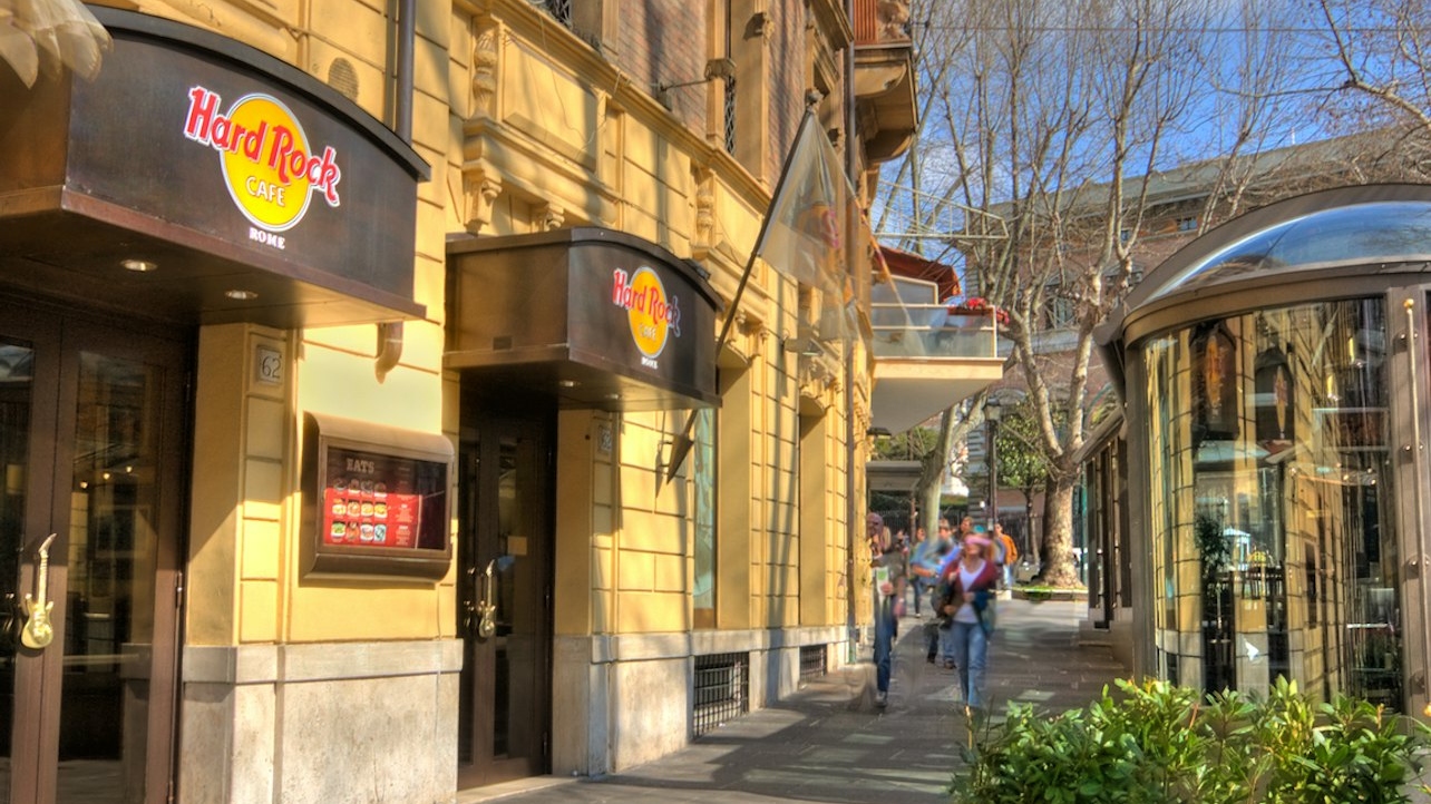 罗马硬石餐厅用餐体验 (Hard Rock Cafe dining experience in Rome)