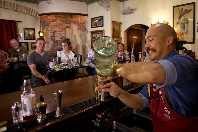 萨凡纳国会街上的鸡尾酒课程 (Cocktail Class at Congress Street Up in Savannah)