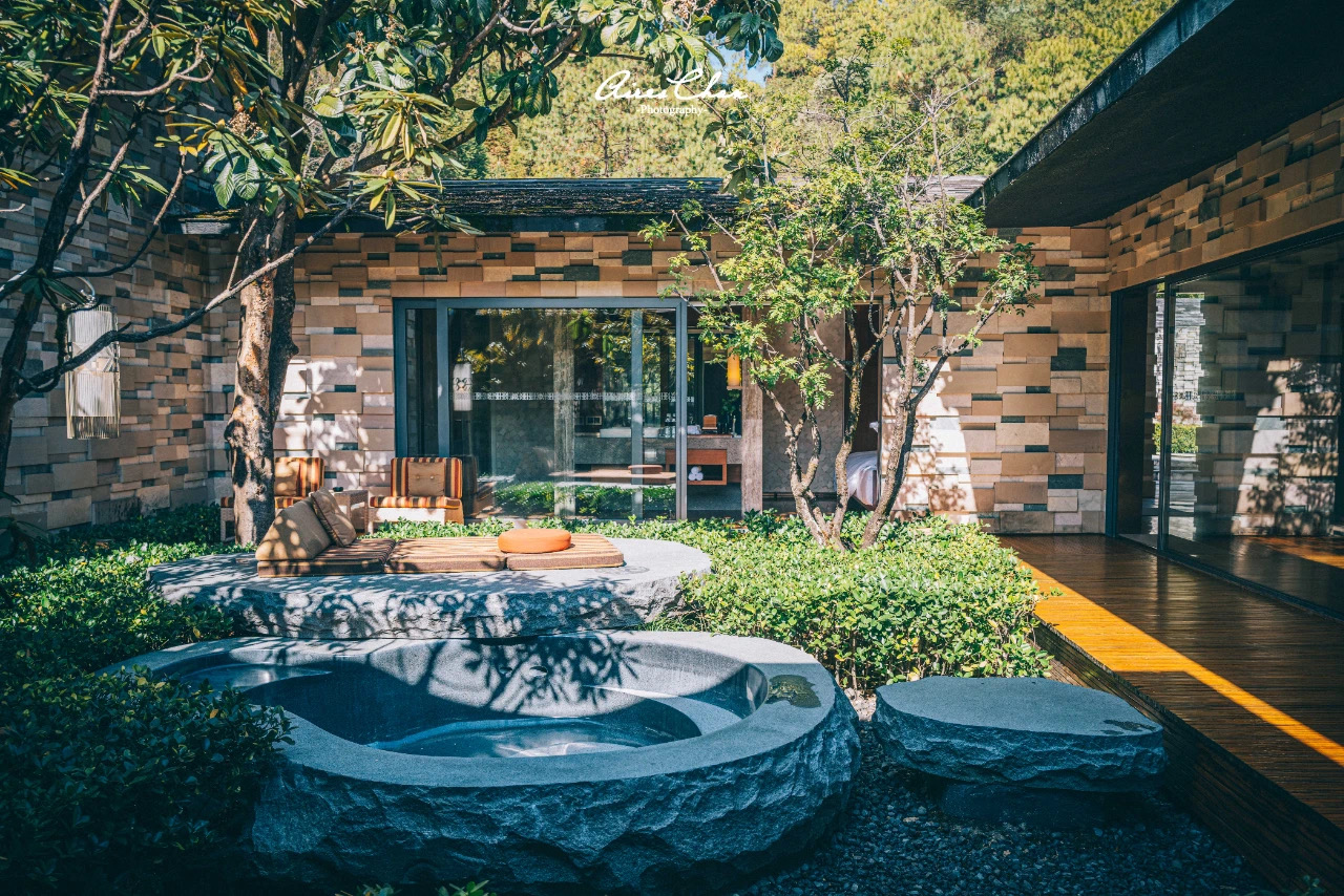 云南腾冲高奢度假5日（146平独栋私汤温泉别墅·石头纪2晚+无边泳池·月泊半山/泊度2晚+向导带队高黎贡山轻徒步+和顺古镇+热海景区）