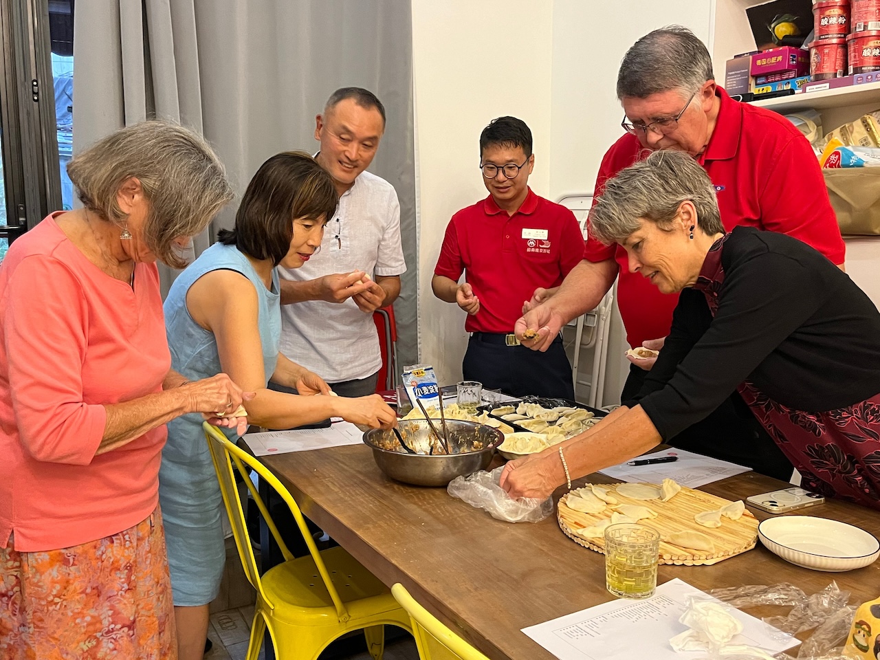 逛市区老菜场感受地道上海美食文化，包小笼包品尝本帮味道 - Eatwith