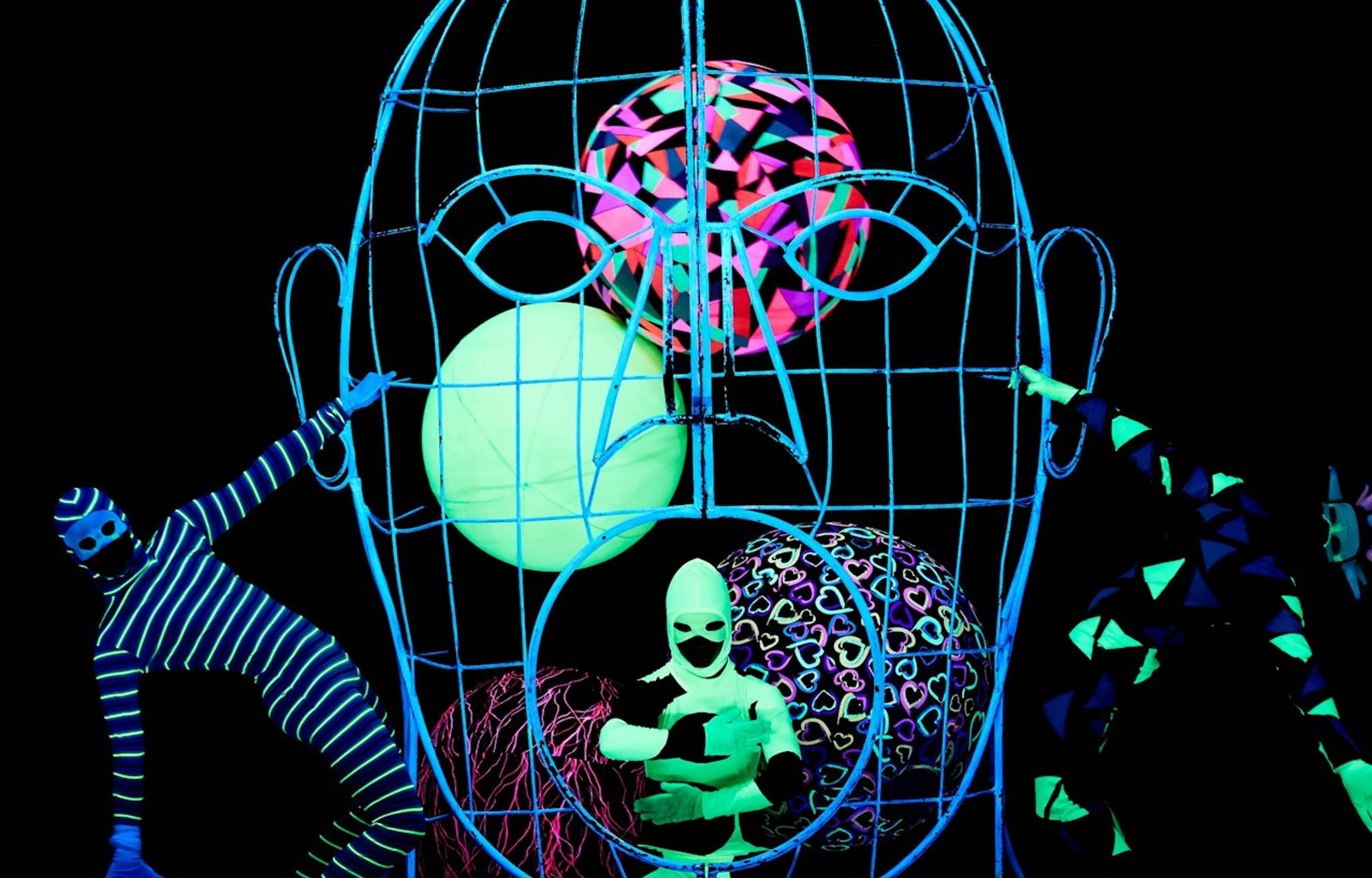 布拉格的黑光剧院WOW Show (WOW show black light theater in Prague)