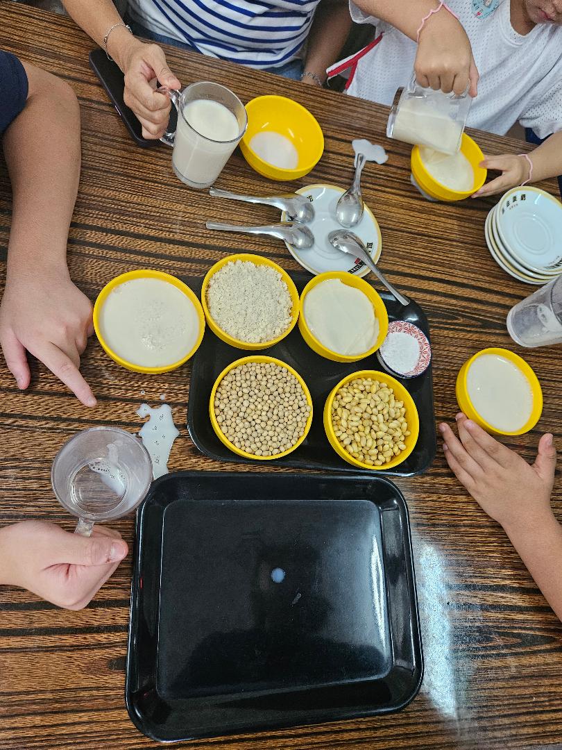 大澳香滑豆腐花制作技艺体验+参观水上棚屋 (送价值 HK$50 大澳小艇游船票)