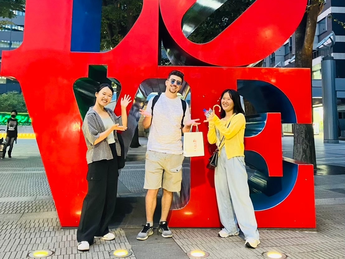 与日本大学生一起探索新宿徒步之旅