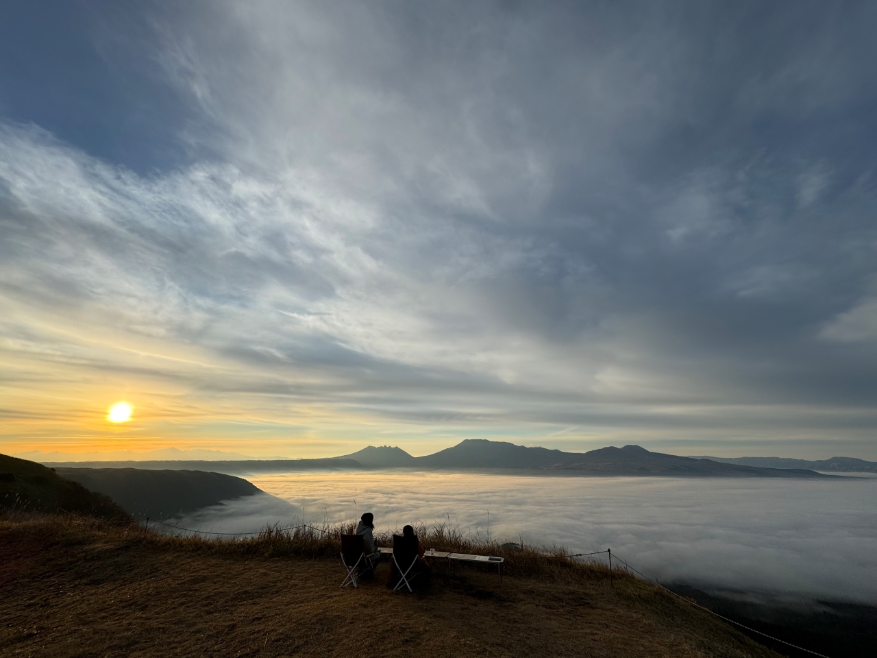 熊本: 欣赏阿苏草原日出及云海（阿苏市内饭店接送）