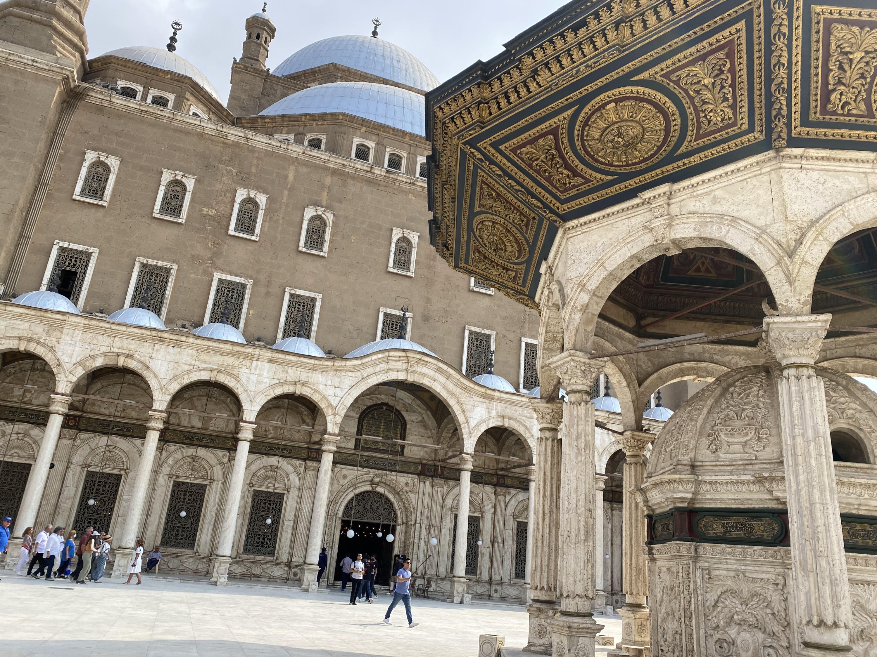 参观城堡，并在城堡享用午餐