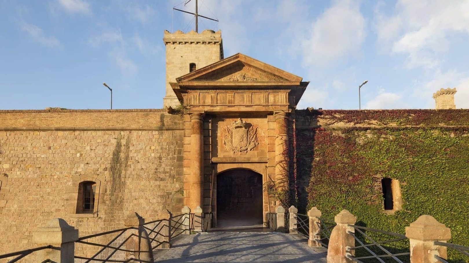 巴塞隆纳 (Barcelona) 古城区和蒙特惠克城堡 (Montjuic Castle) 缆车之旅