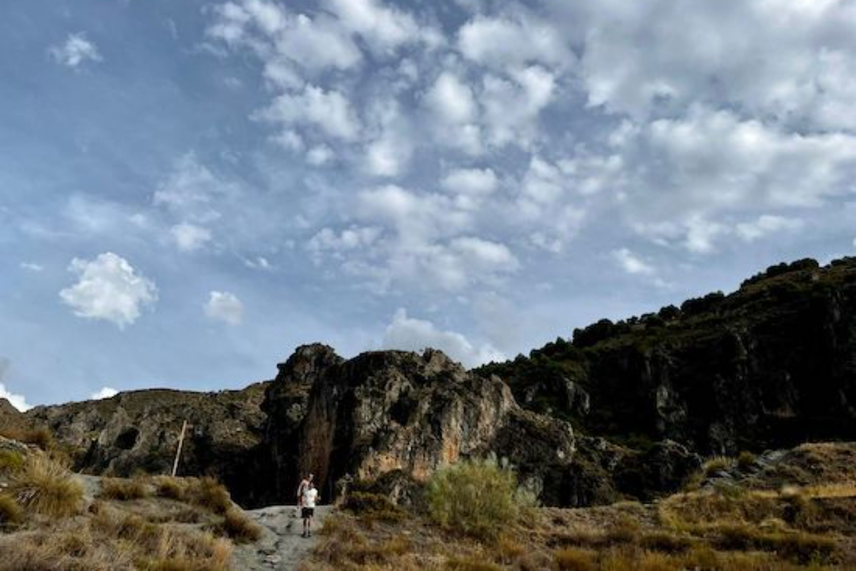 格拉纳达洛斯卡霍罗斯峡谷健行