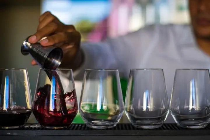 晚餐前品酒开胃酒