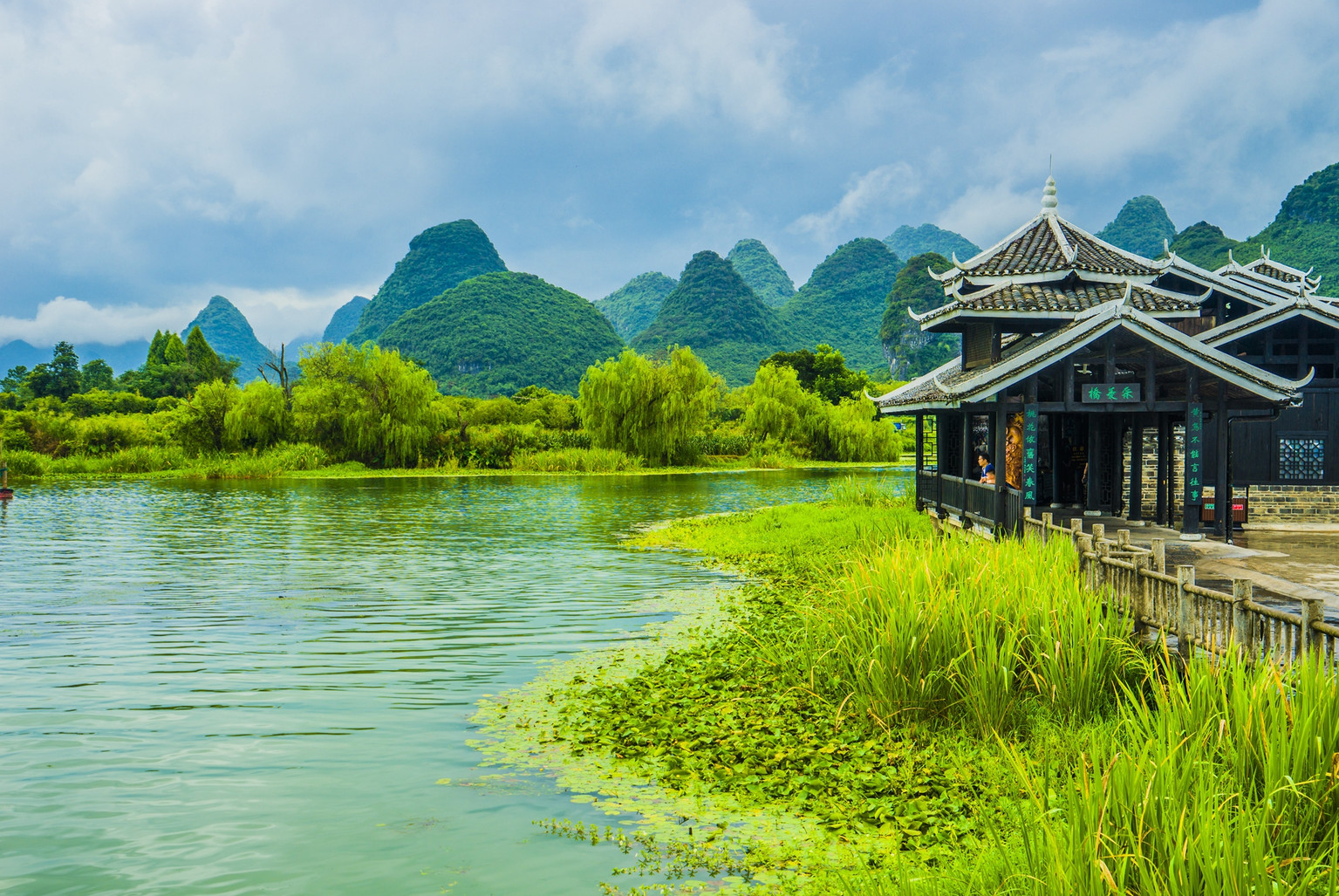 桂林出发阳朔遇龙河竹筏漂流 银子岩 世外桃源 私人导览一日游  