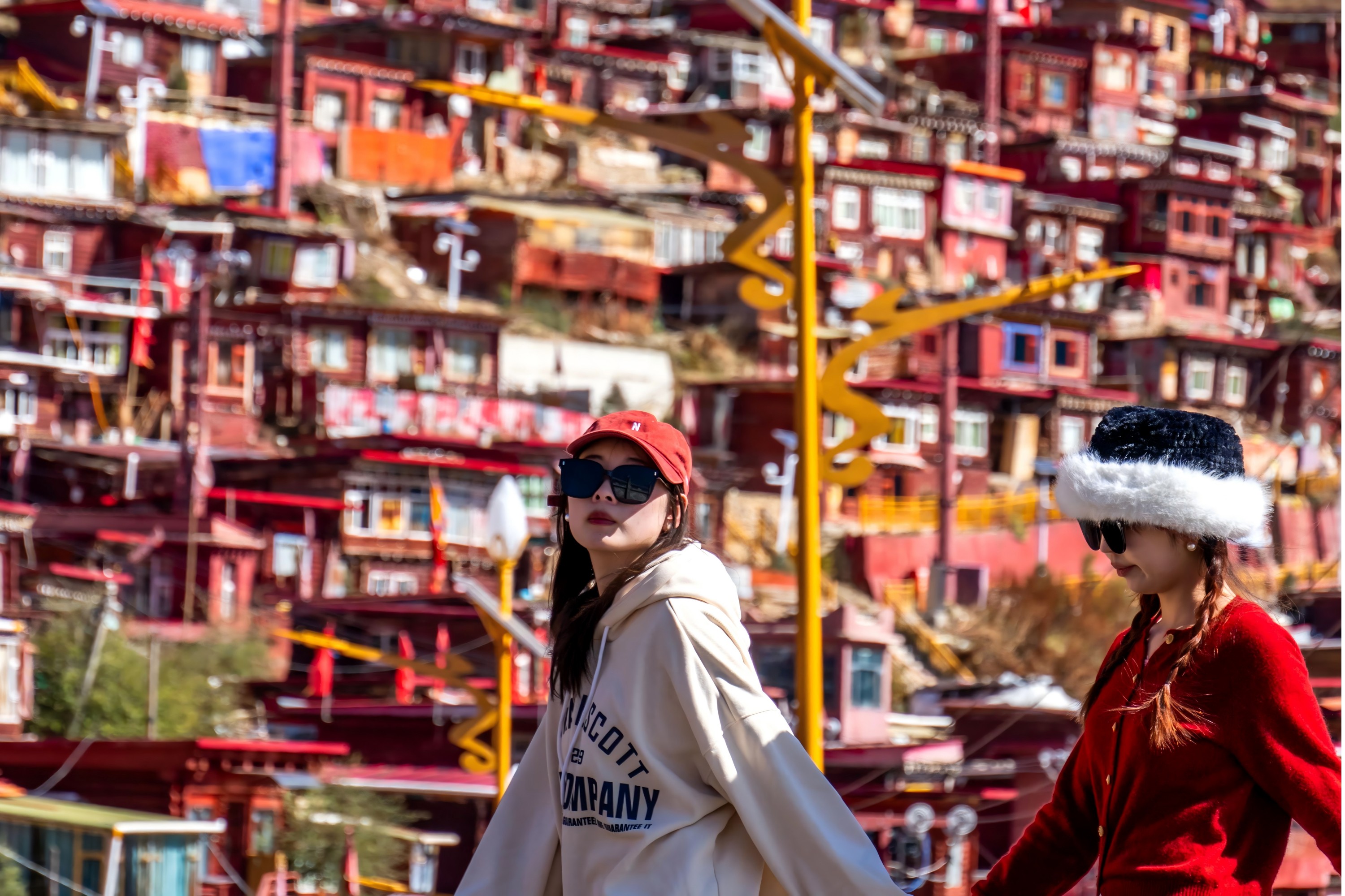 川西逐梦色达4日游 （人间佛国色达+四姑娘山双桥沟+日照金山·鱼子西+墨石公园+藏装旅拍+成都三环内接早）