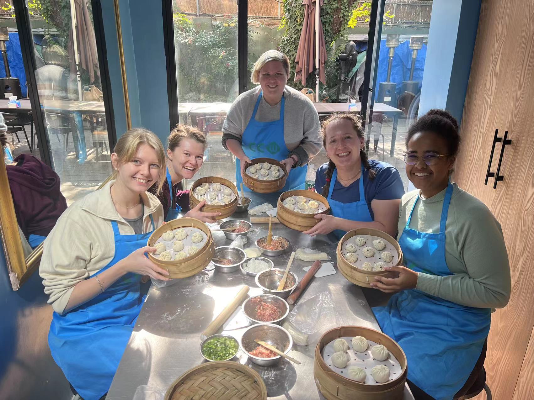 跟着五星大厨一起参与上海最受欢迎的小笼包制作体验-Eatwith