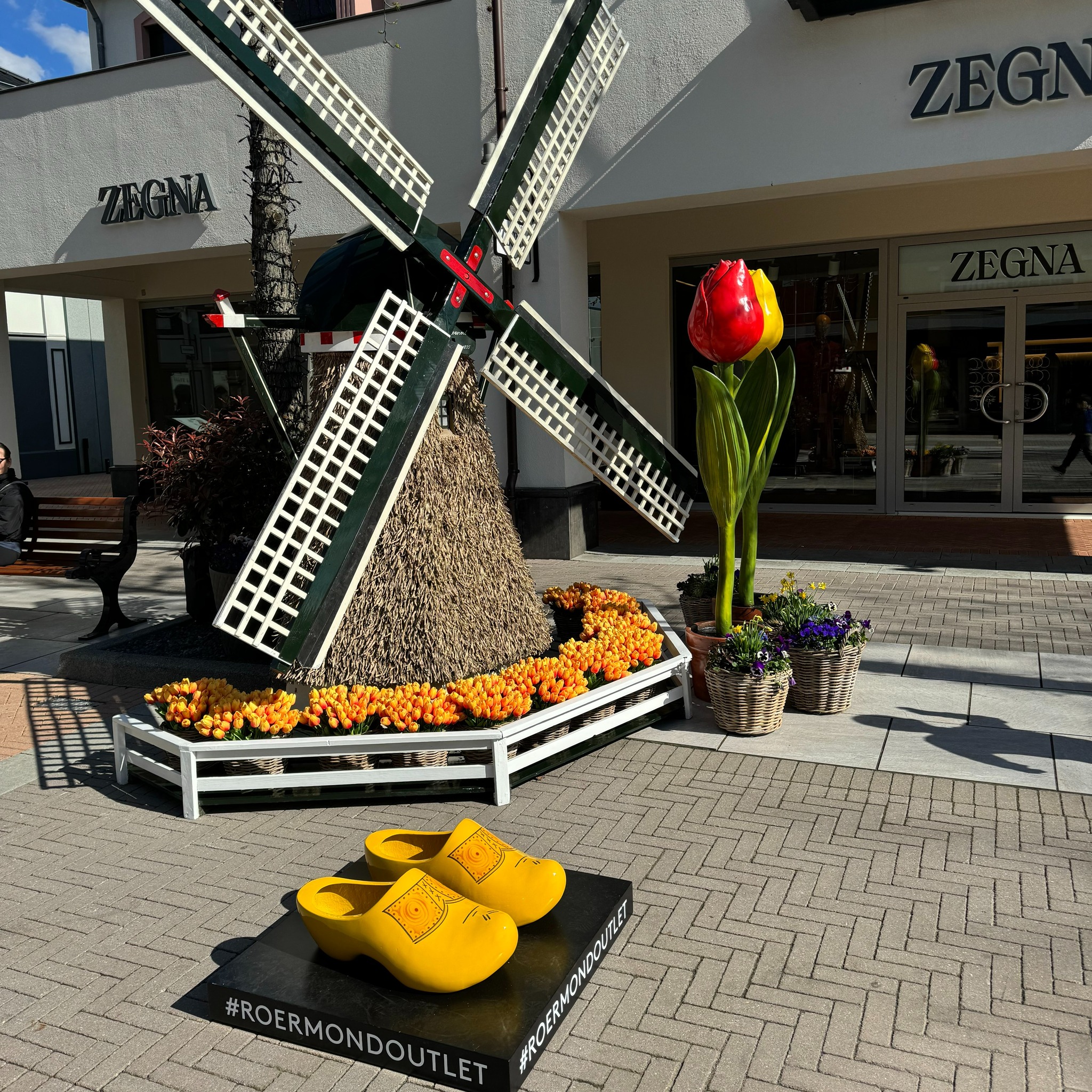 罗尔蒙德设计师奥特莱斯免费停车 + 额外9折优惠 + 星巴克礼券