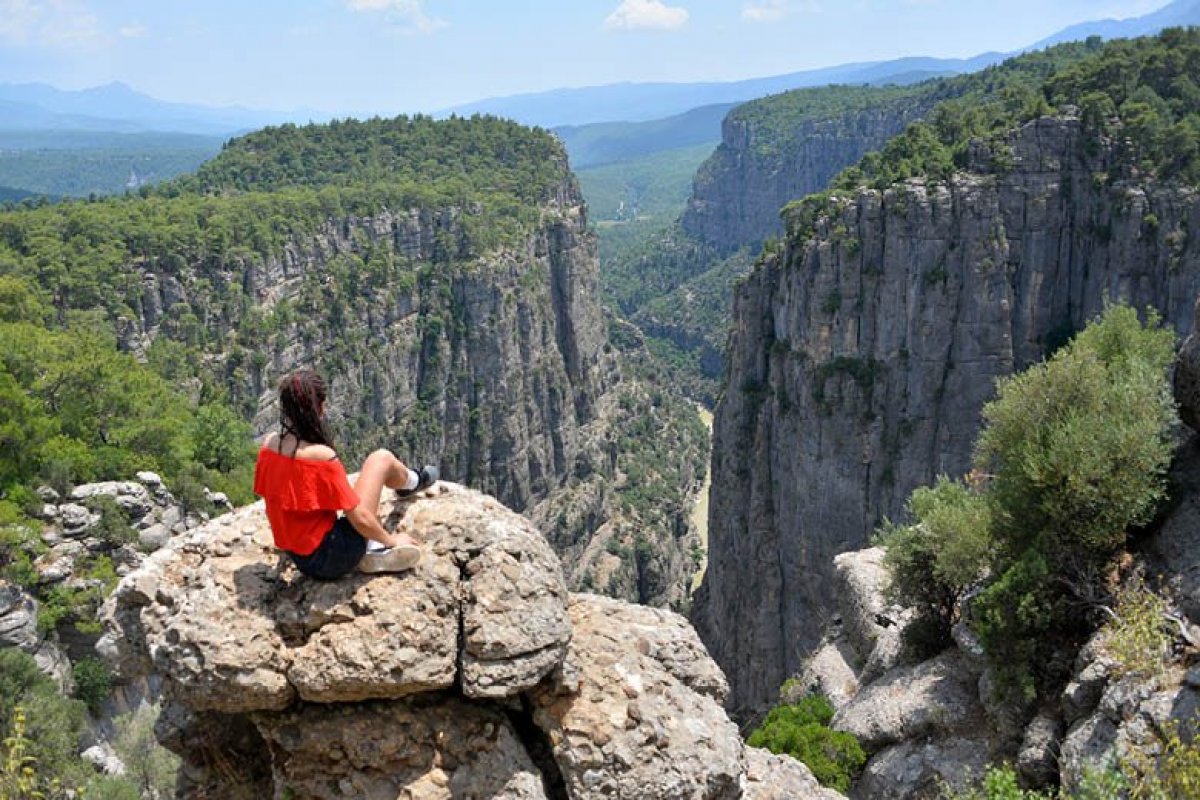 吉普车探险 + 塔济峡谷 + 漂流 + BBQ 午餐 + 接送