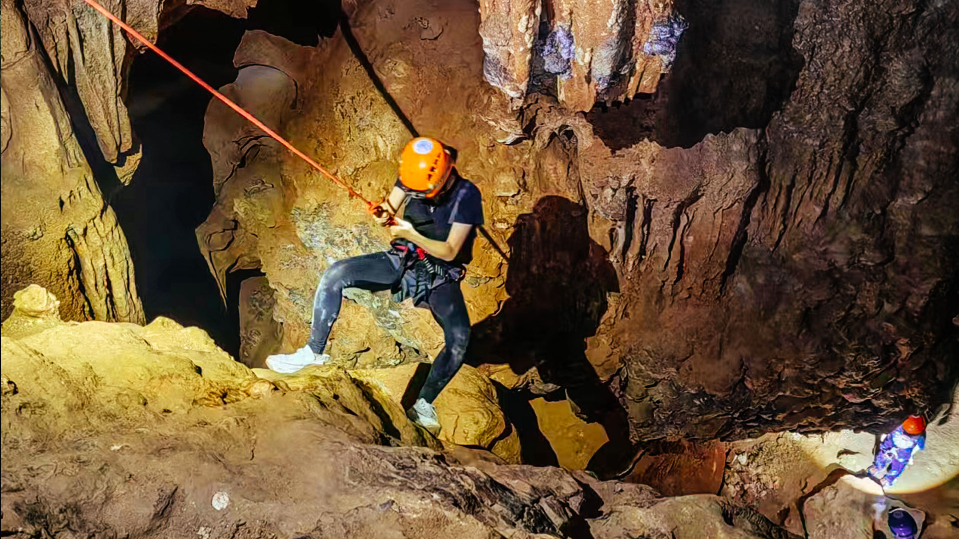 桂林阳朔魔鬼洞探洞 绳降攀岩1日游 