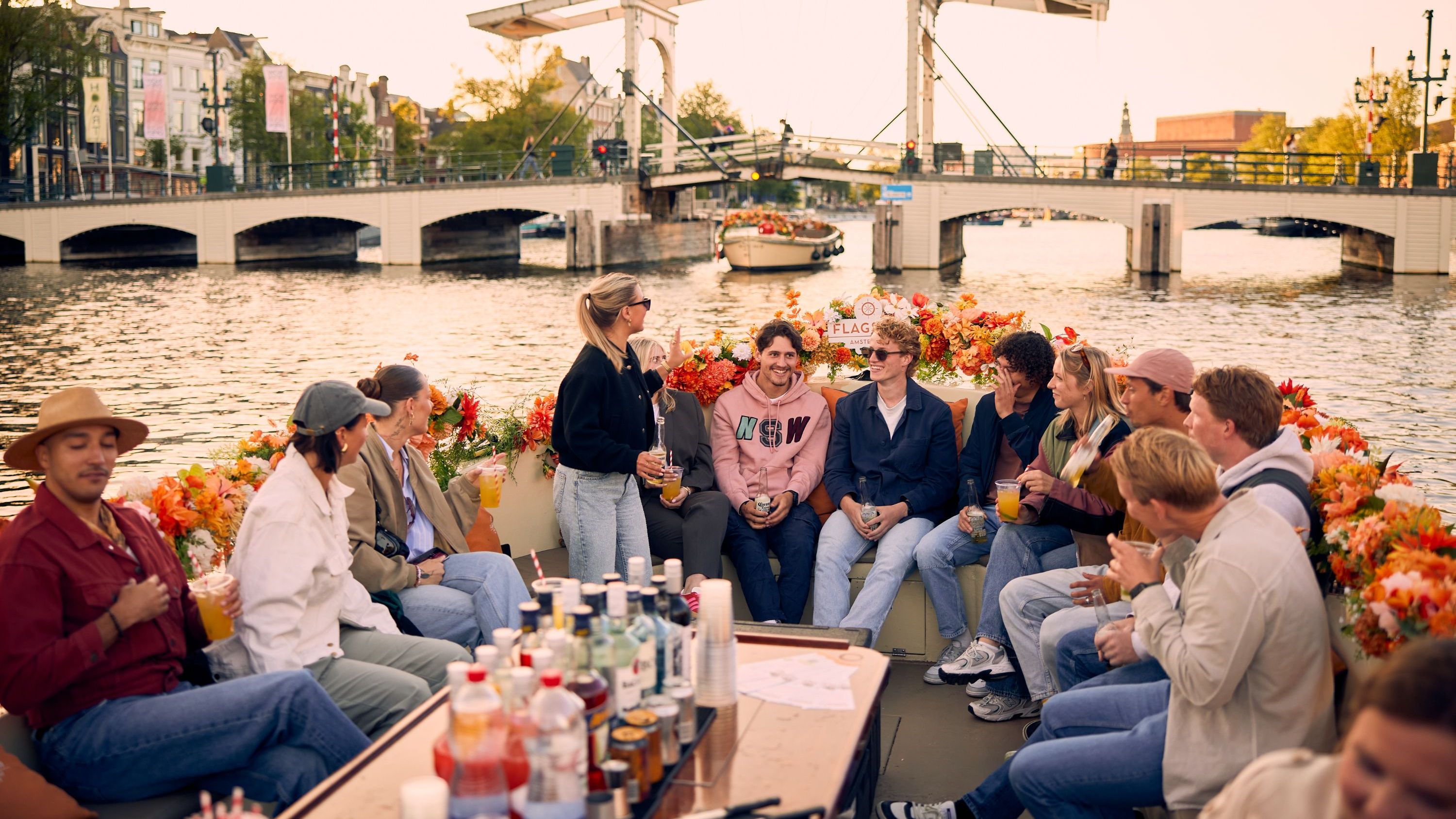 阿姆斯特丹 (Amsterdam) 运河豪华游船赏花之旅（船上酒吧）