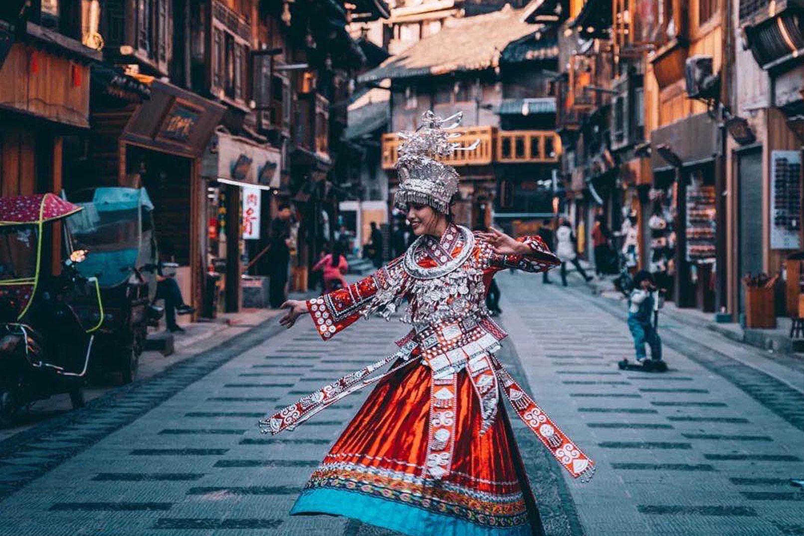 【Klook独家】贵州梦里黔南高奢5日游（观山湖珍珀+三春里·孟+荔波大小七孔+黄果树瀑布+千户苗寨非遗蜡染+寻味青岩古镇）