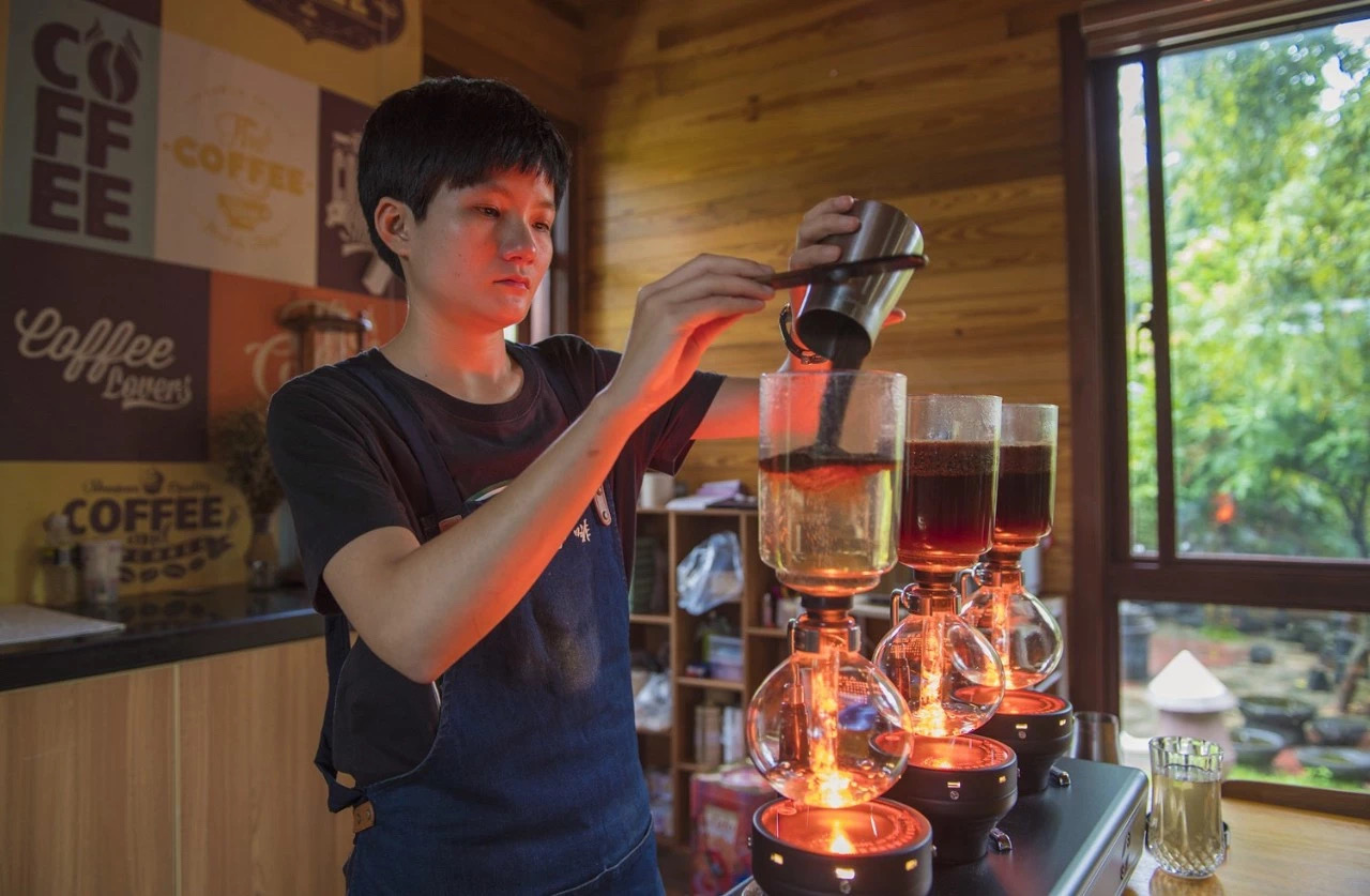 咖啡庄园中体验手冲咖啡与意式拉花的魅力  - Eatwith