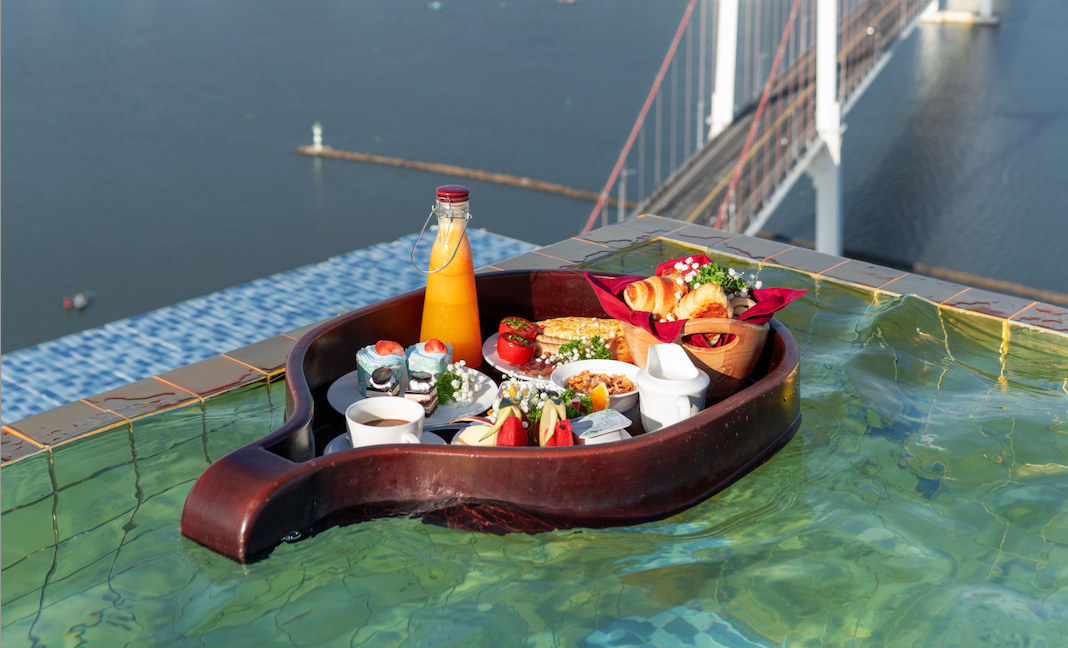 岘港金湾温德姆酒店无边际泳池漂浮早餐