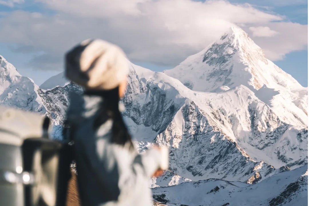川西雪山巡礼4日游（2-4人精品小团+硬派越野+单反无人机旅拍+四姑娘山+鱼子西日照金山+墨石公园+姑弄村雪山咖啡+山野溪涧下午茶）