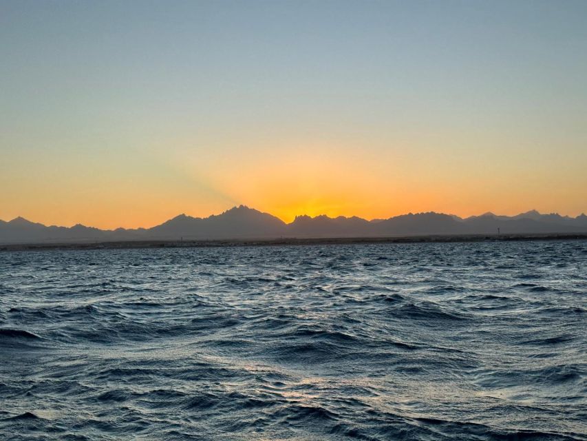 赫尔格达私人日落游船之旅（含浮潜和交通）