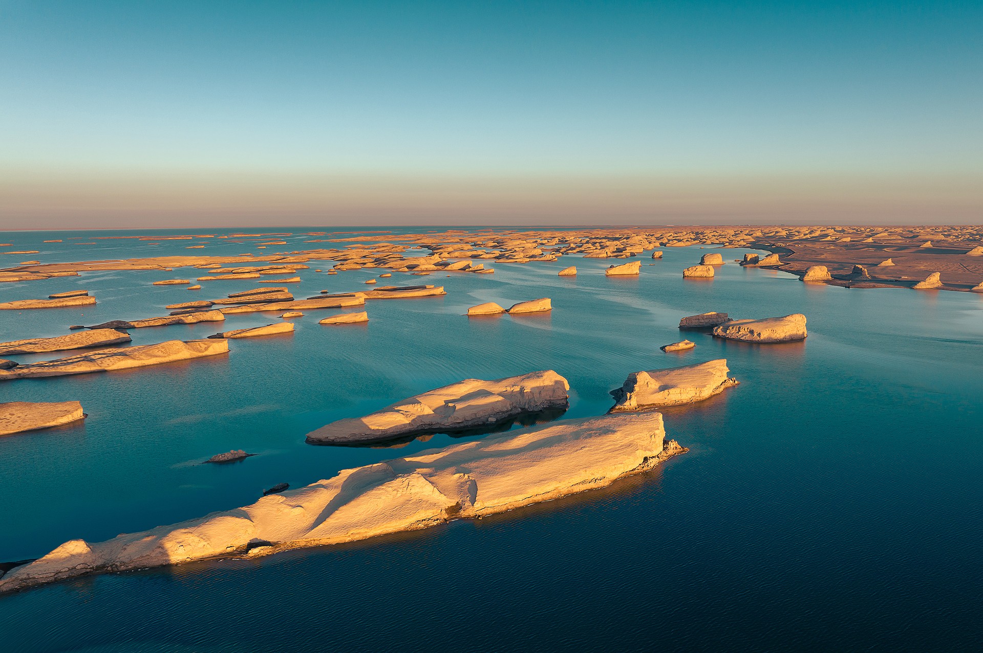 青甘遇见水雅7日游（青海湖+茶卡盐湖+东台吉乃湖+翡翠湖+水上雅丹+敦煌莫高窟+张掖七彩丹霞+祁连大草原+嘉峪关关城）