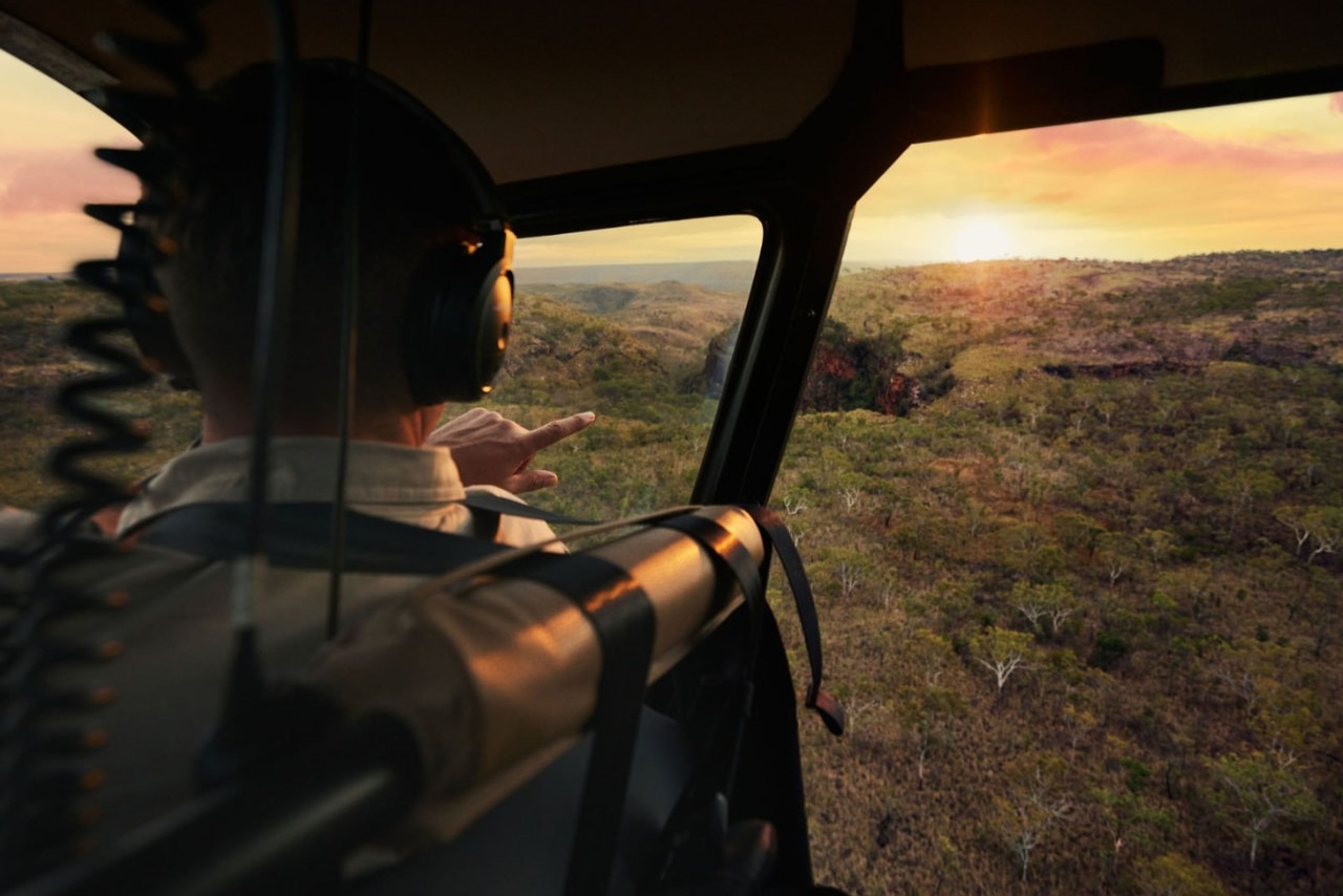 利奥波德国王山脉上空的观光直升机飞行：金鹅