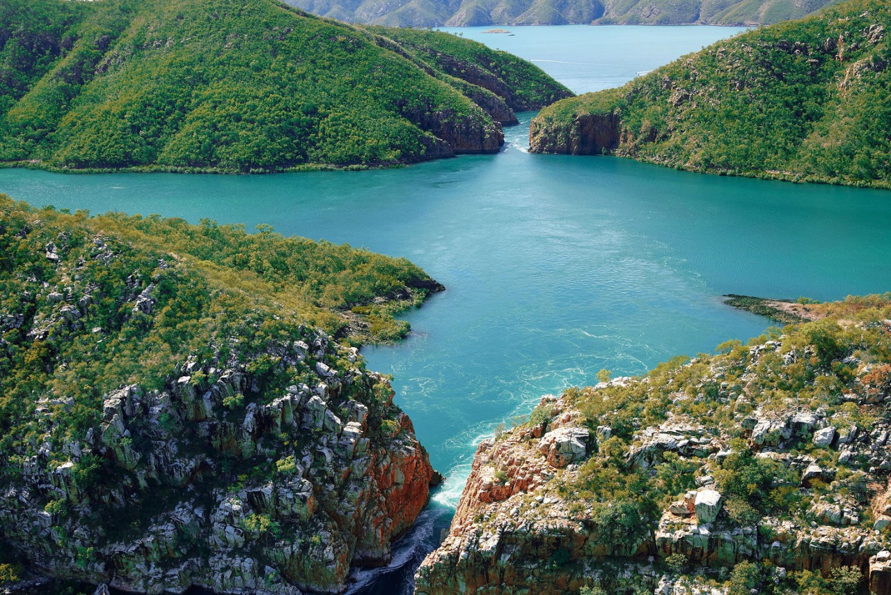 乘坐直升飞机飞越水平瀑布