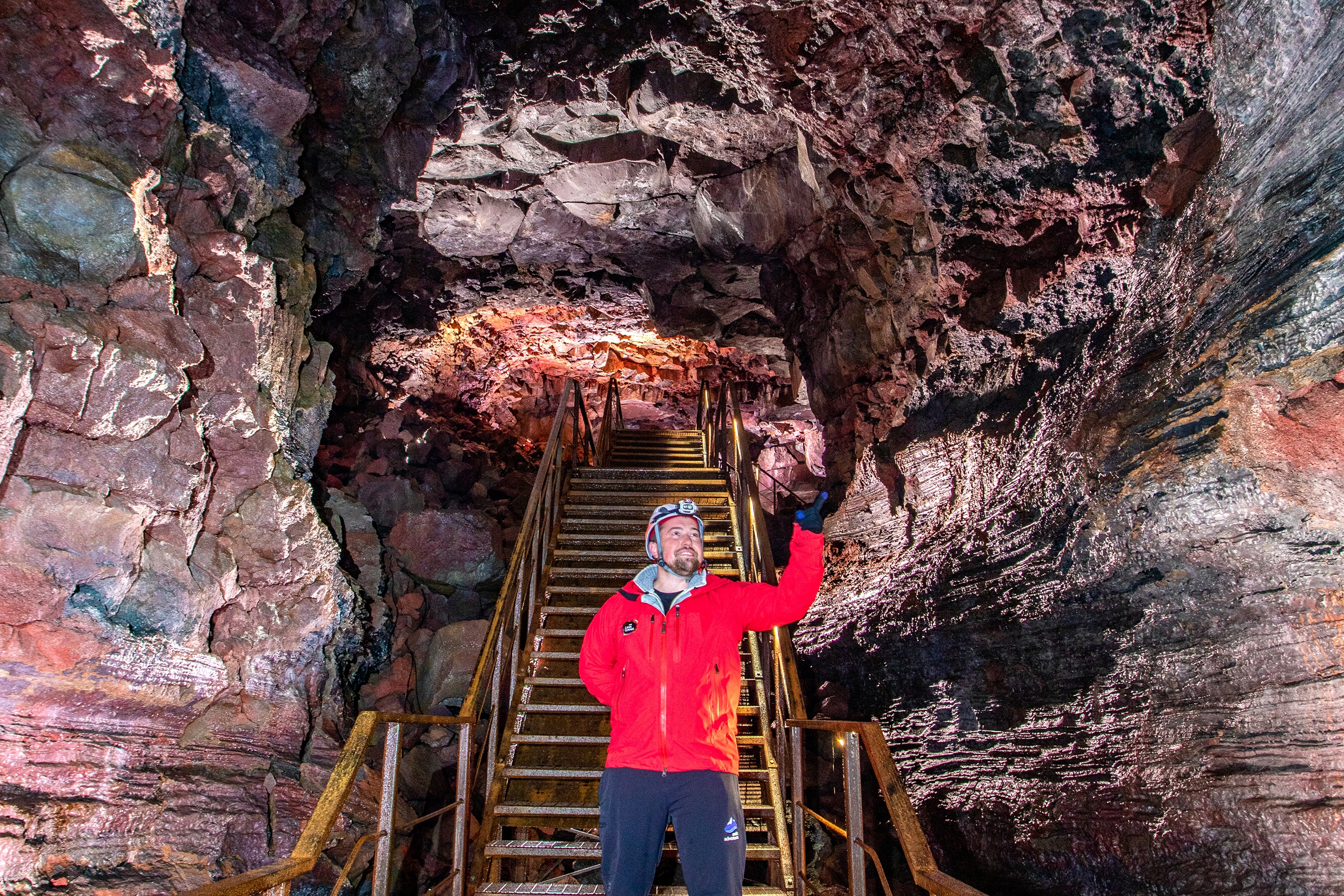 拉法霍谢里尔 (Raufarholshellir) 熔岩隧道之旅