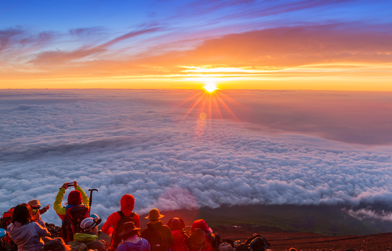 富士山登山二日游 包含河口湖或山中湖温泉体验&山间小屋住宿和晚餐 (中文或英文导游  东京出发)