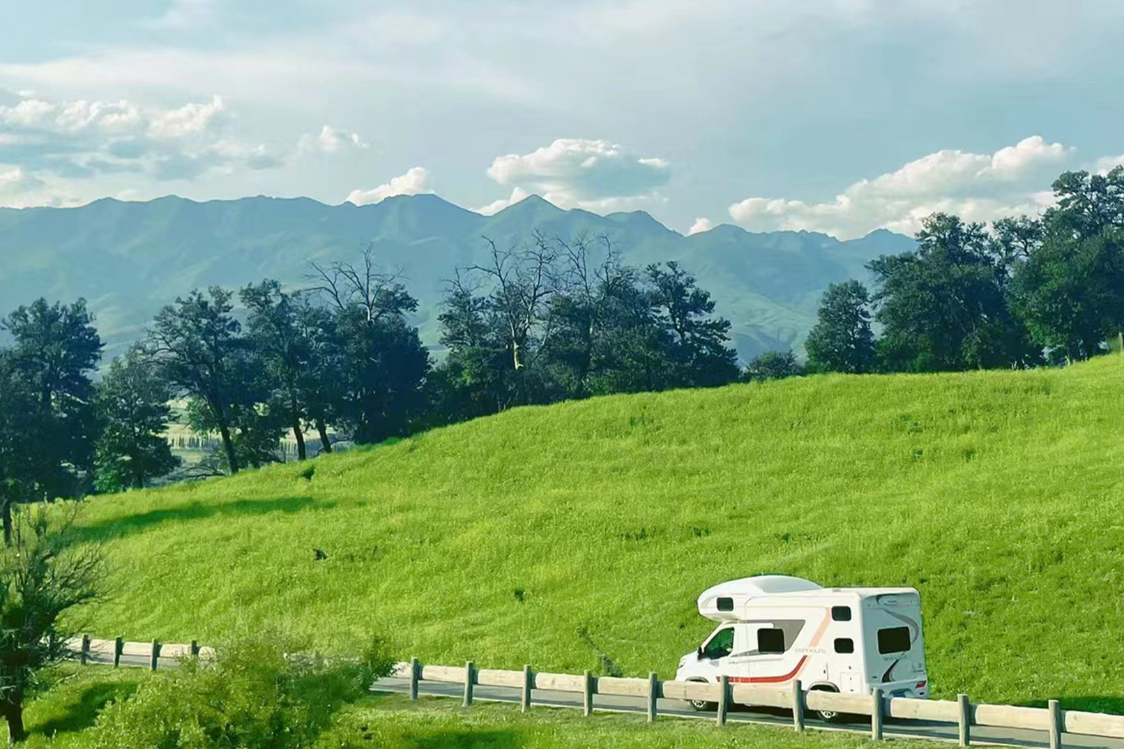 新疆伊犁漫山星野独库版8日（喀赞其旅拍+下午茶+S101 省道+独山子大峡谷+赛里木湖+果子沟大桥+仙女湖牧马+唐布拉草原）