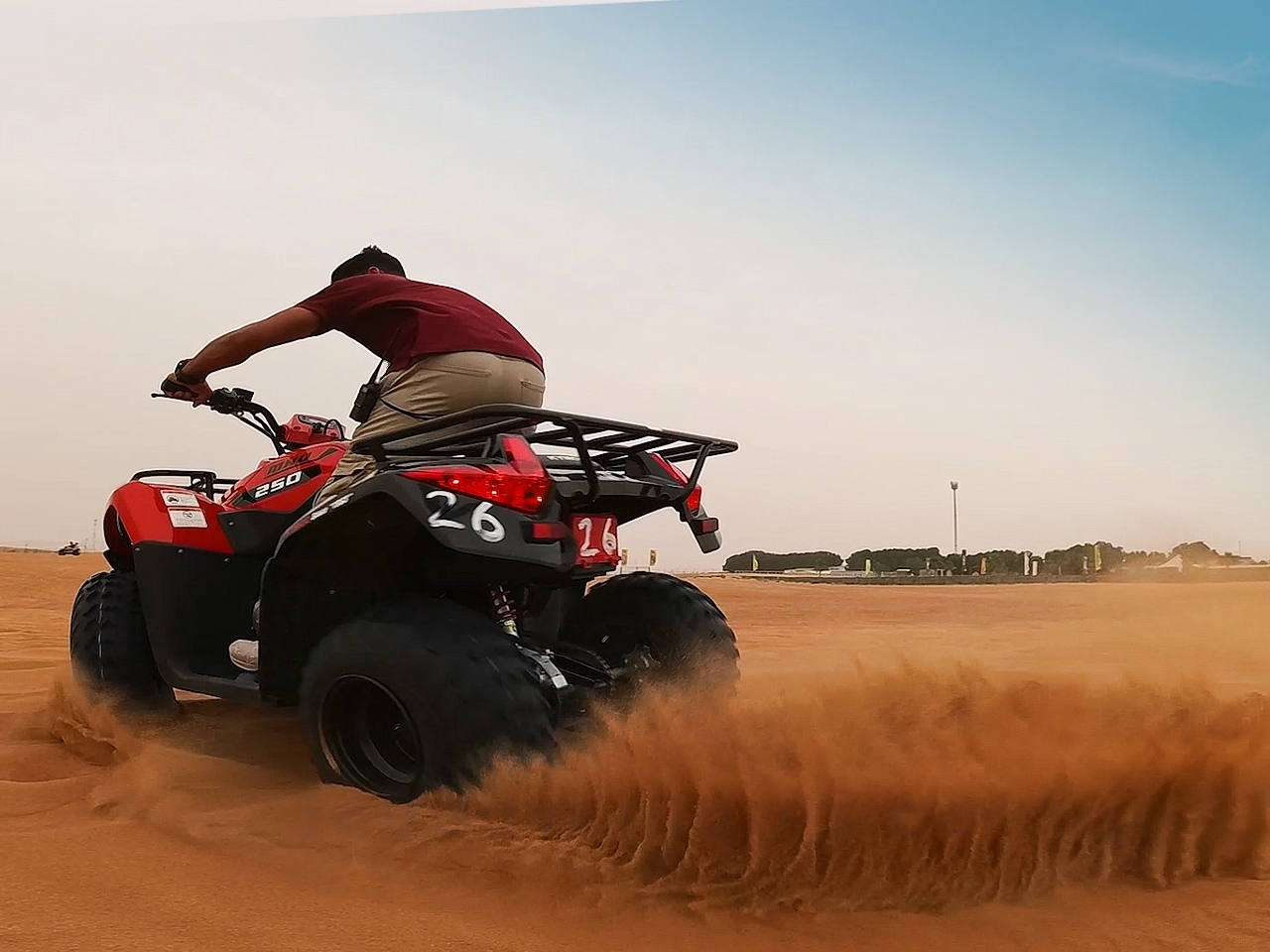 杜拜四轮摩托车与沙丘越野车