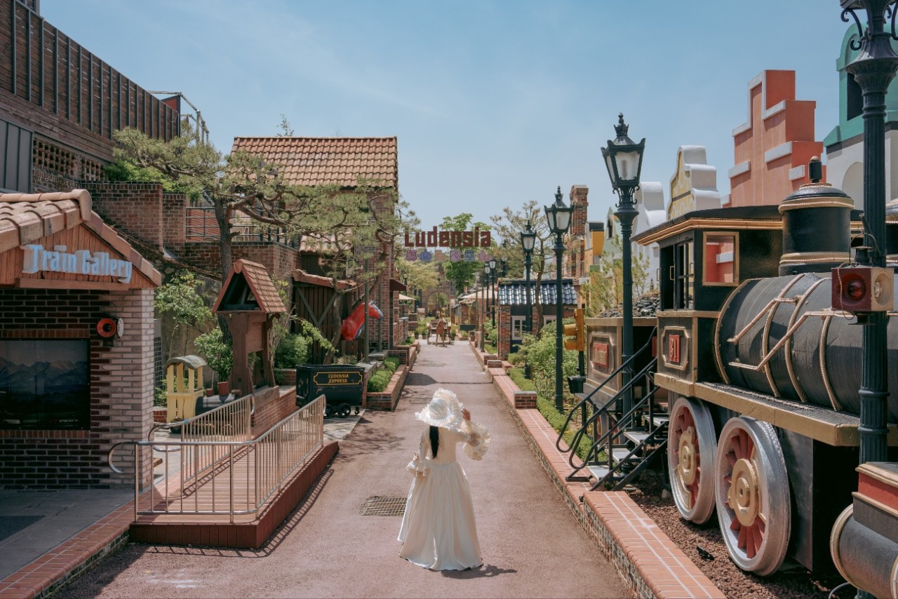 日月植物园 & 卢登西亚 & 韩国民俗村 & 星空图书馆之旅