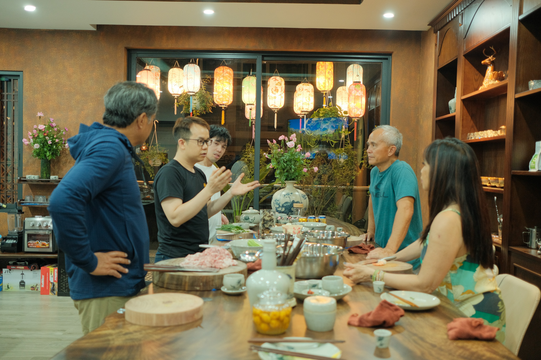 与当地人共餐：传统餐点、市场导览 & 免费品酒