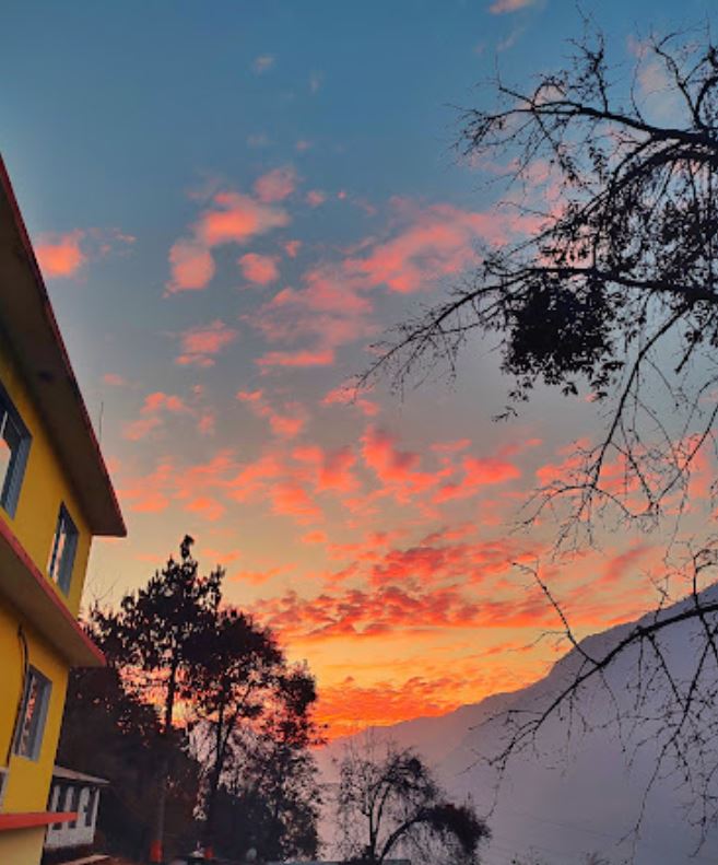 高萨昆达湖健行