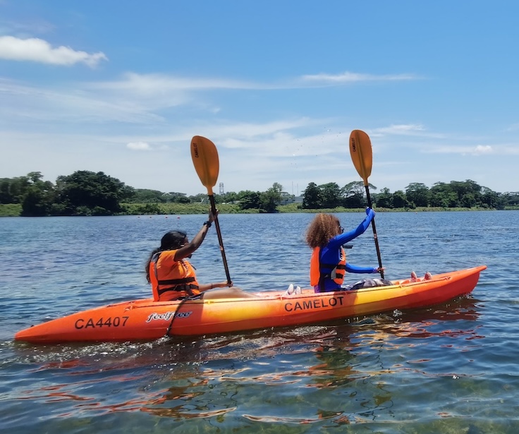 在新加坡实里达下水上运动中心划皮划艇