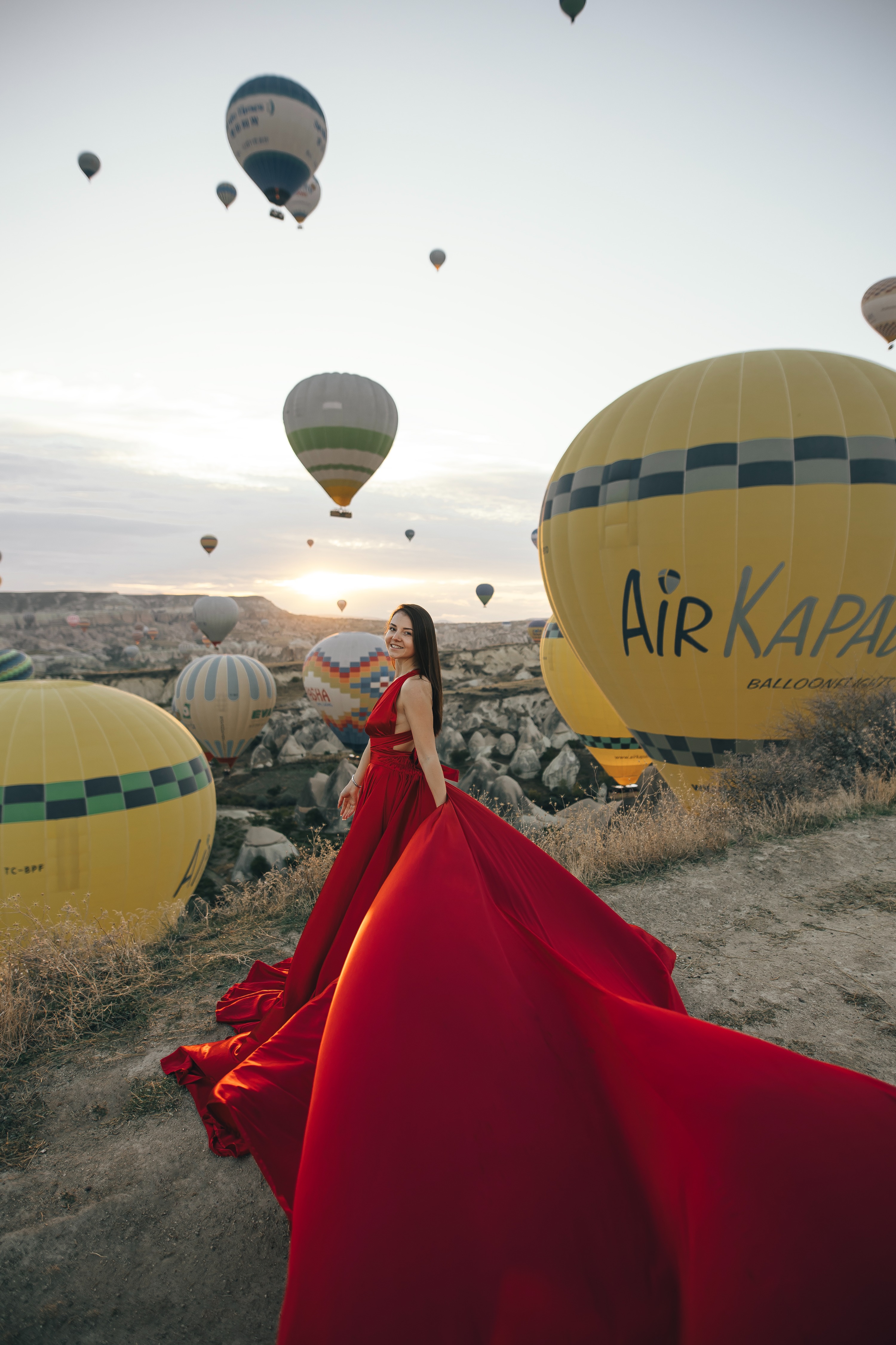 在卡帕多奇亚拍摄多种飞行礼服照片