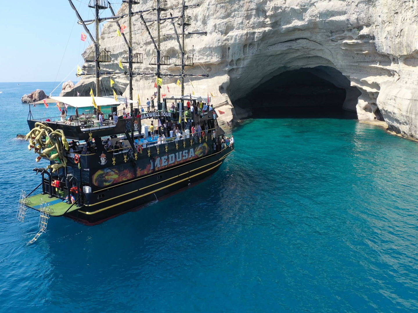 马尔马里斯美杜莎游船之旅（含烧烤午餐和软性饮料） & 往返
