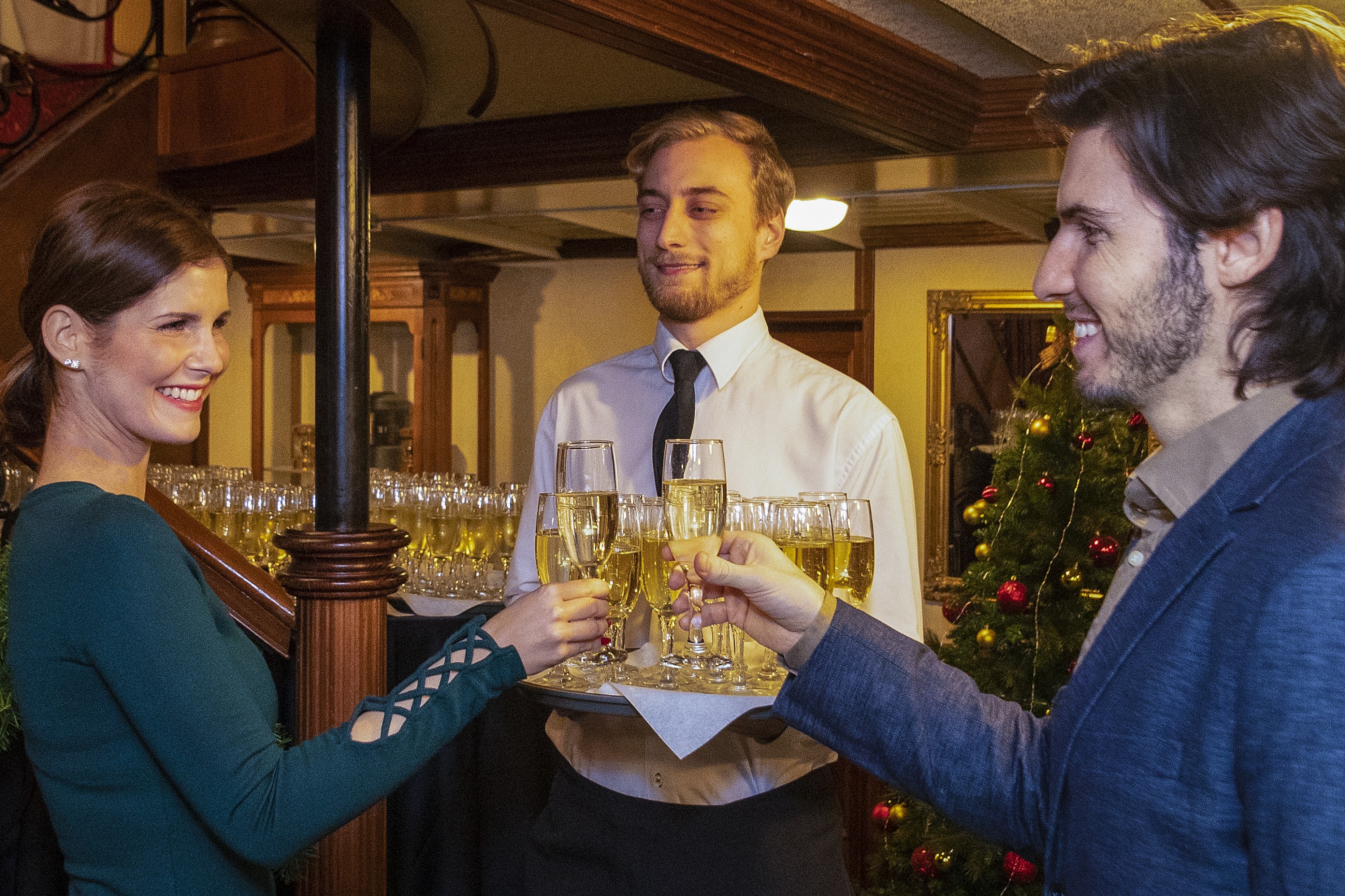 布达佩斯晚餐游船之旅（含现场音乐演奏＆民族舞蹈表演）