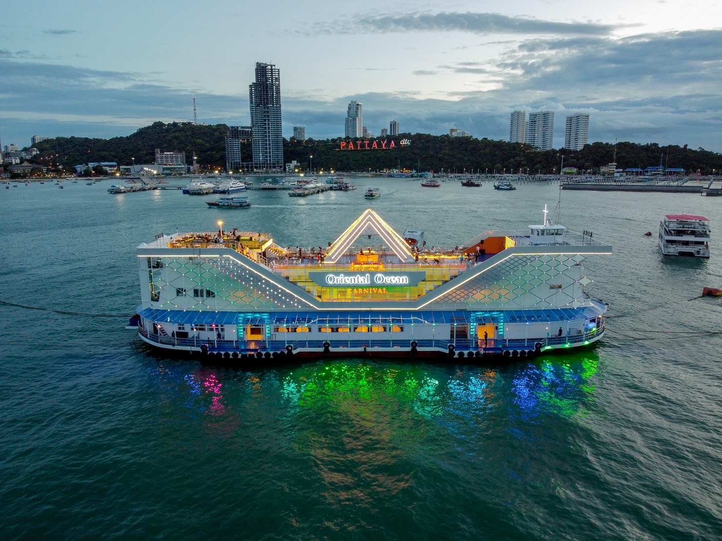 Ocean Sky Pattaya东方公主号 海洋天空邮轮晚宴 一次饱览人妖＋猛男舞团表演