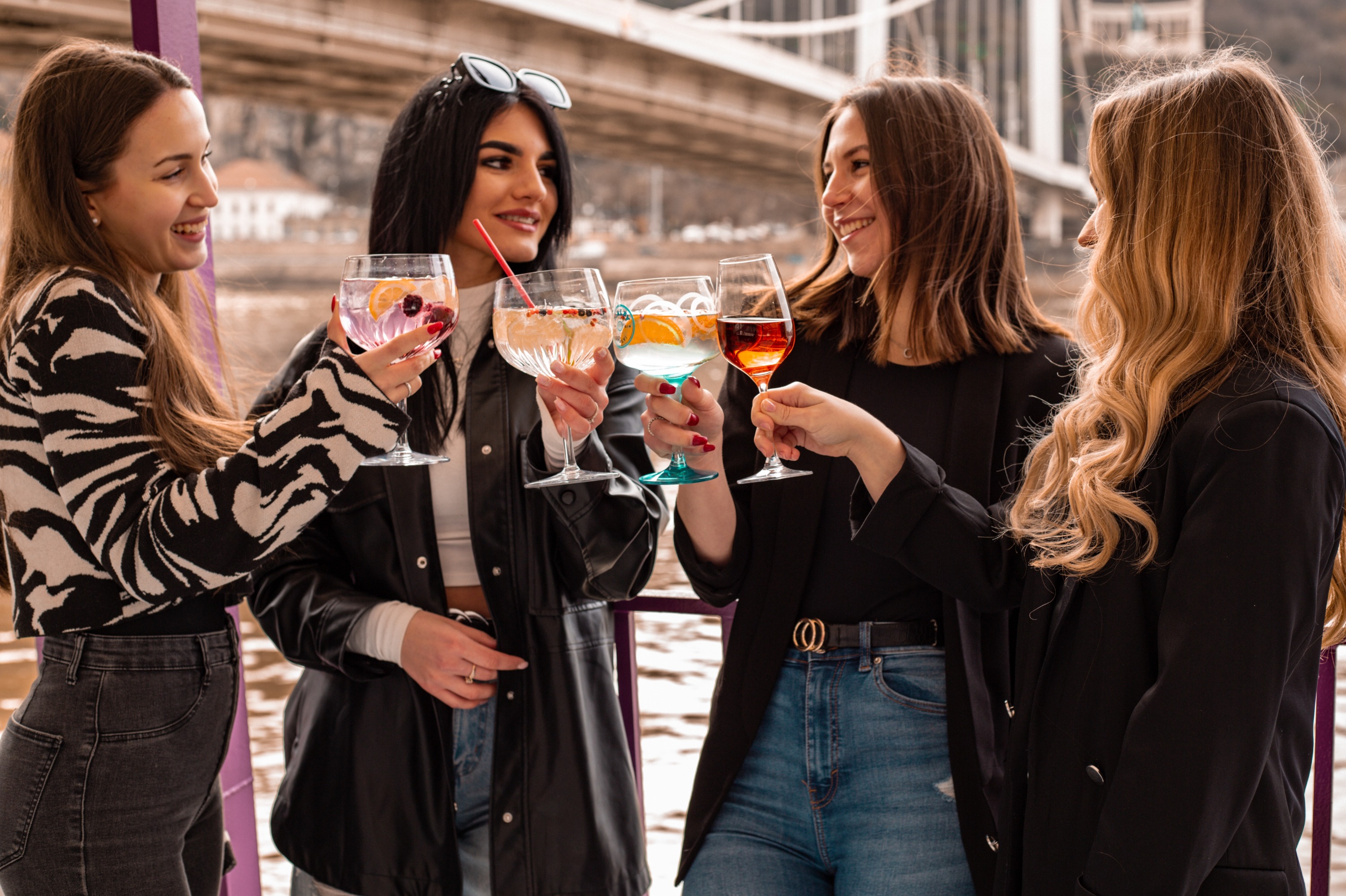 布达佩斯市区日落鸡尾酒游船体验