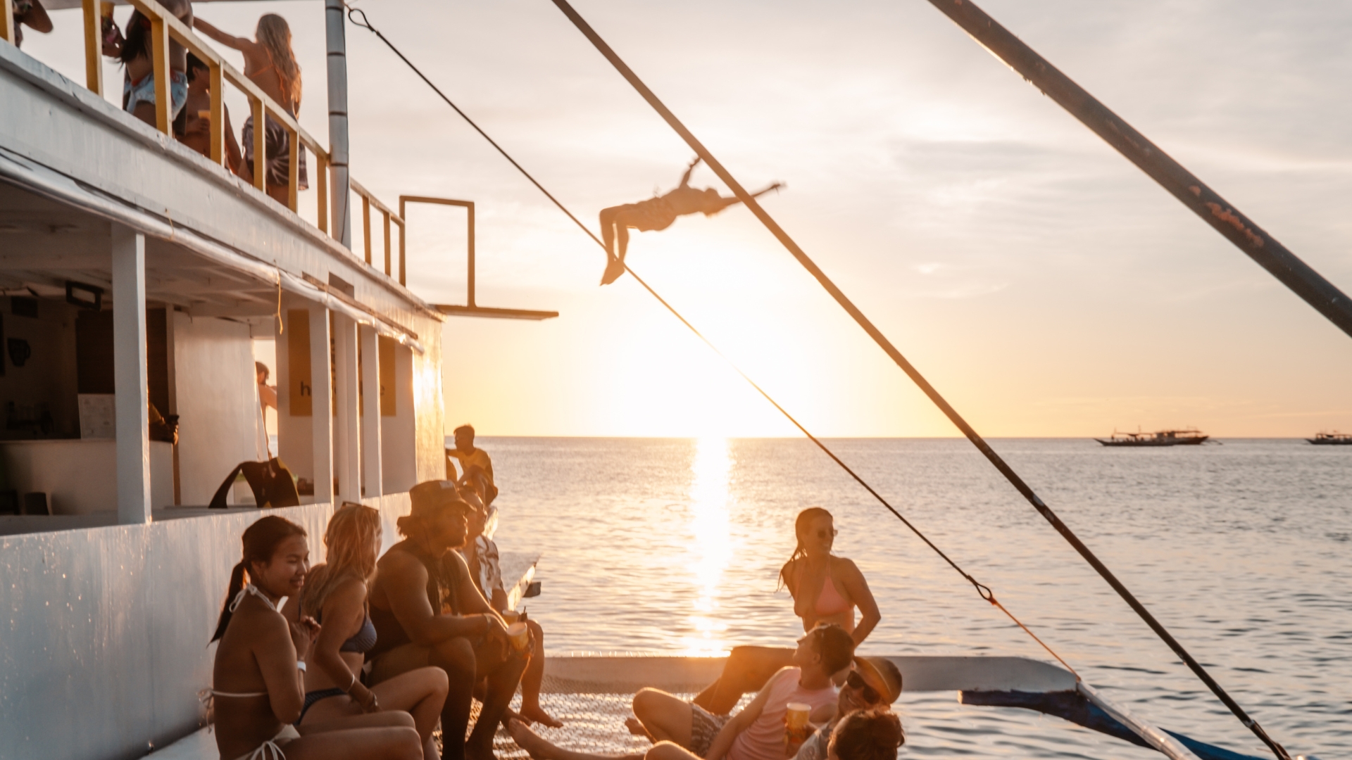 长滩岛Happy Life日落游轮派对