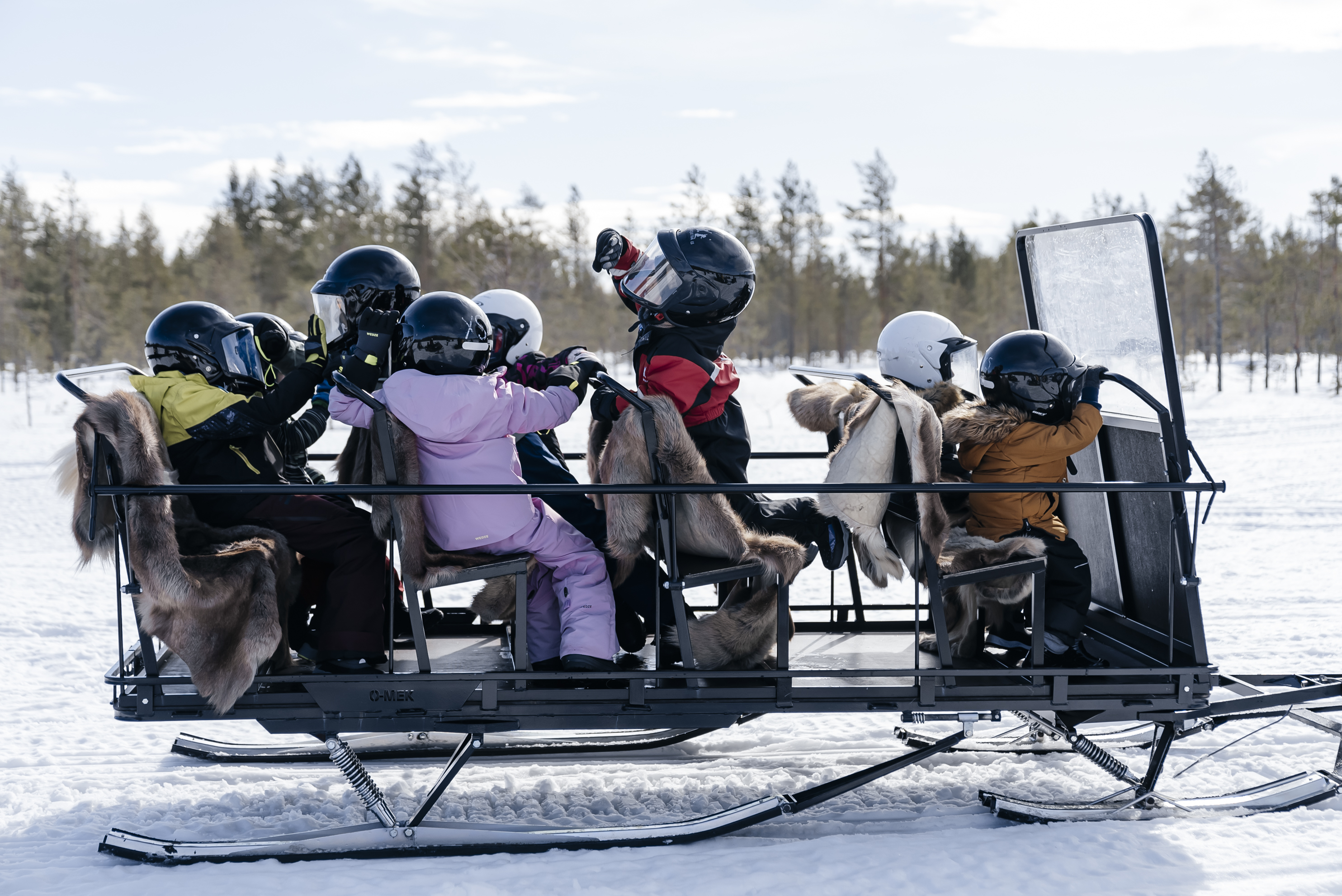 雪地摩托 & 驯鹿 & 哈士奇雪橇体验（罗瓦涅米出发）